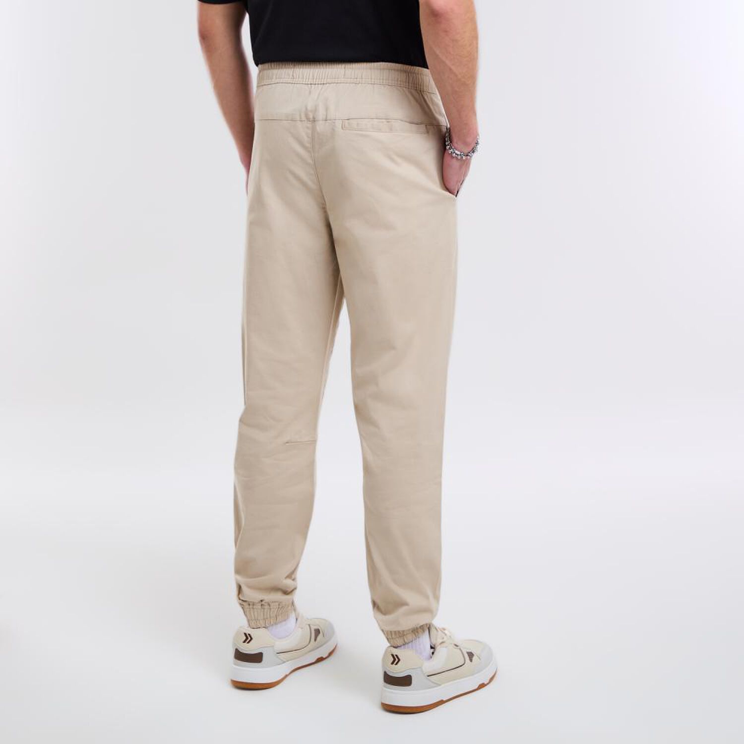 Pantal&oacute;n Liso Tiro Medio Slim Hombre Skuad image number 3.0