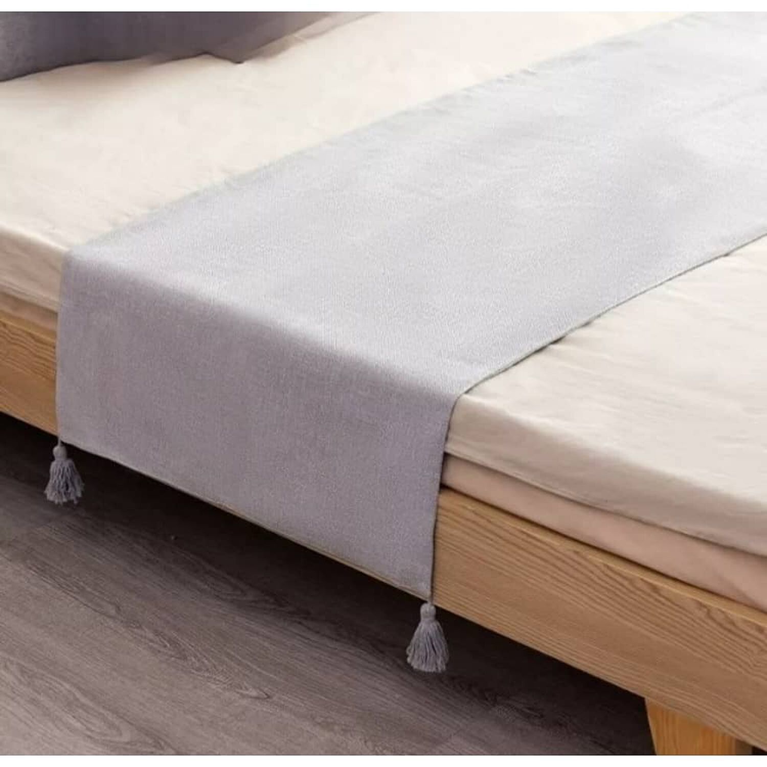 Piecera De Lino Con Pompones Medida 70x210cm King -2 Plazas. Gris Claro image number 0.0
