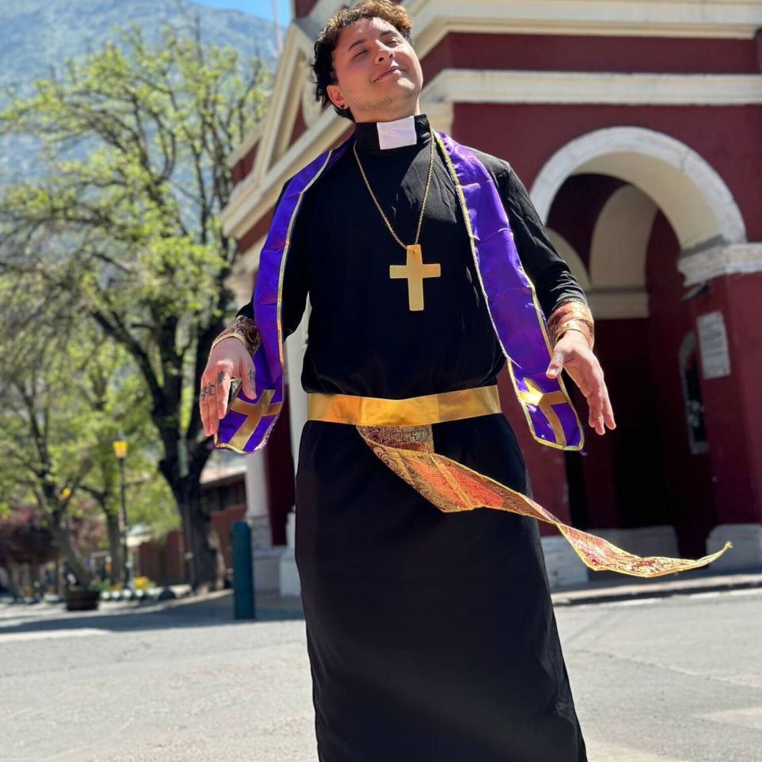 Disfraz Cosplay Cura Monje Morado Religioso image number 9.0