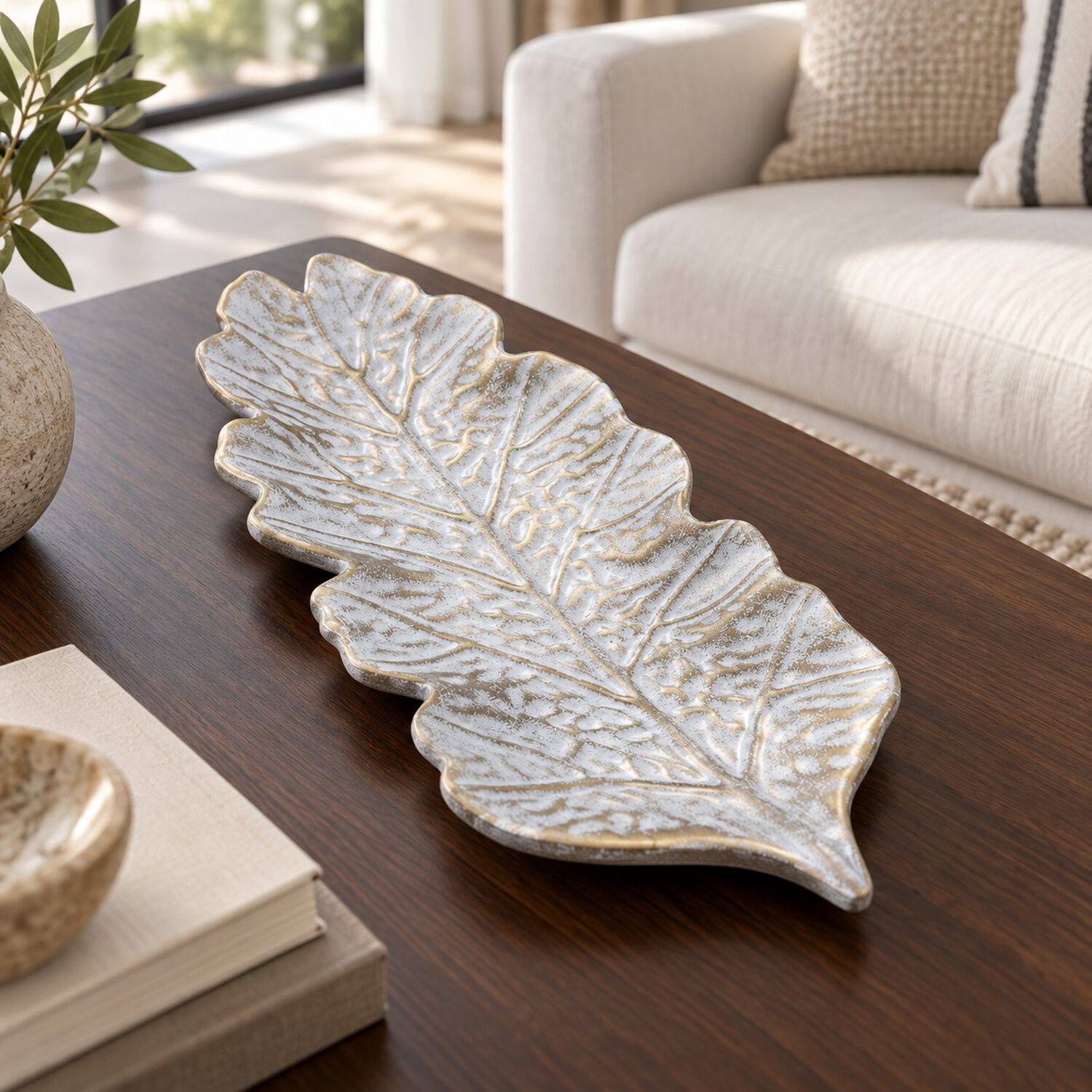 Bandeja Decorativa Forma Hoja Mdf Blanco Y Dorado 38 Cm image number 3.0