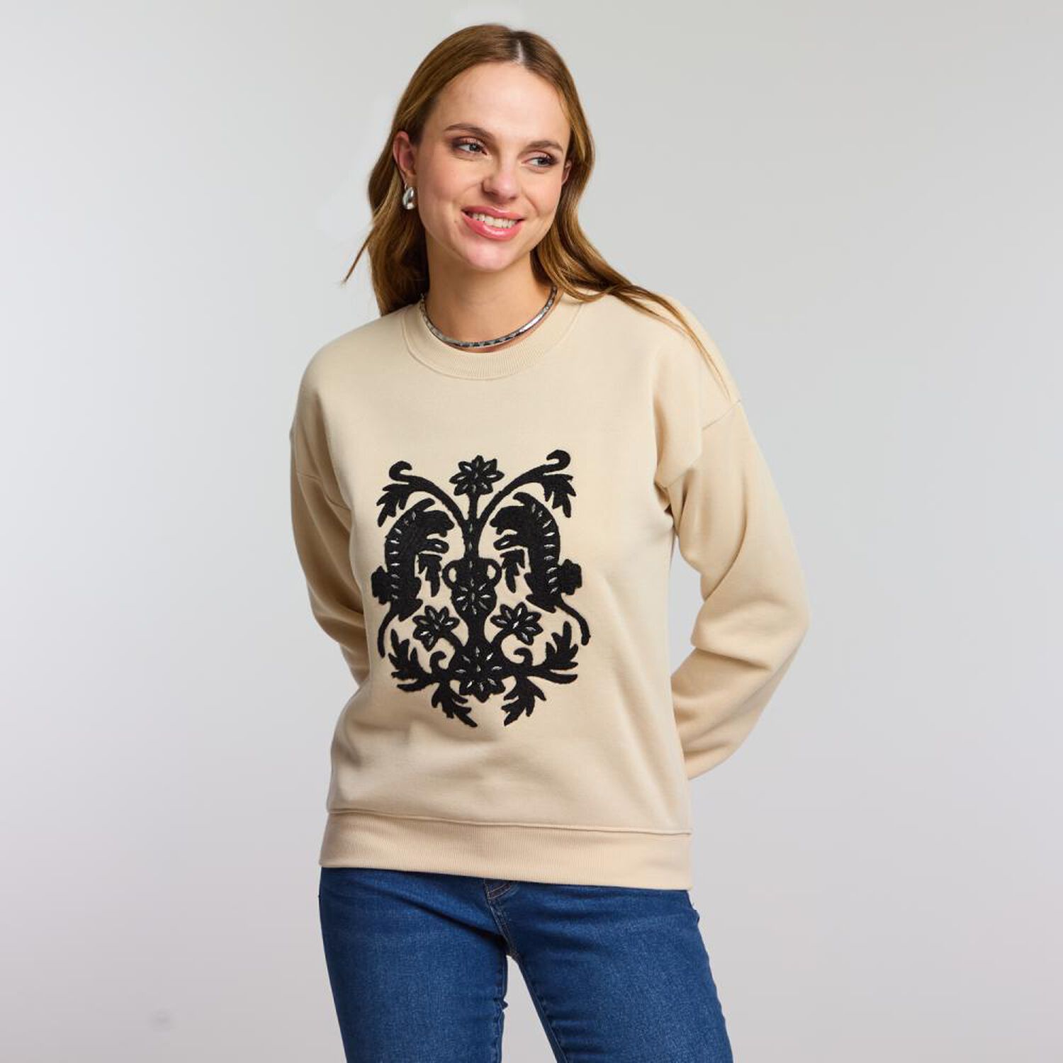Poler&oacute;n Bordado Boucle Delantero Cuello Redondo Mujer Kimera image number 0.0