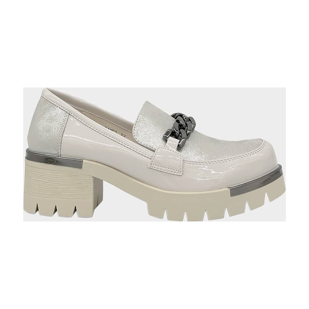 Mocasin Para Mujer Con Taco Y Cadena Beige image number 2.0