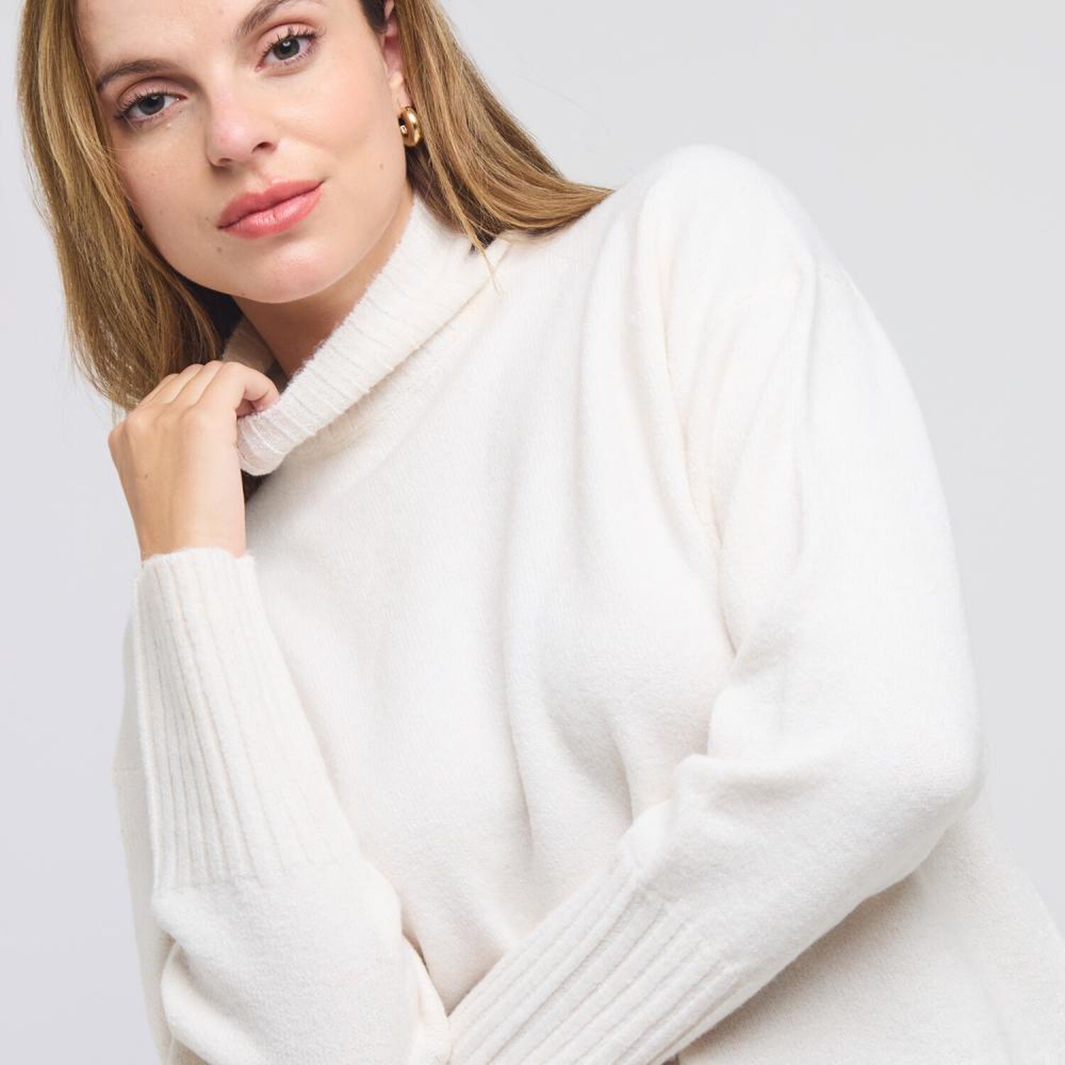 Sweater Regular Manga Larga Cuello Alto Mujer Kimera image number 4.0