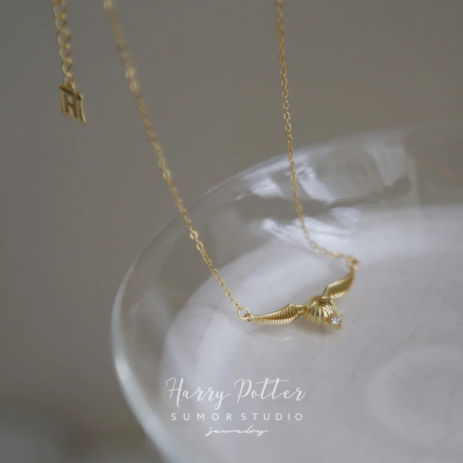 Collar Hogwarts Snitch Dorada Brillante Harry Potter image number 1.0