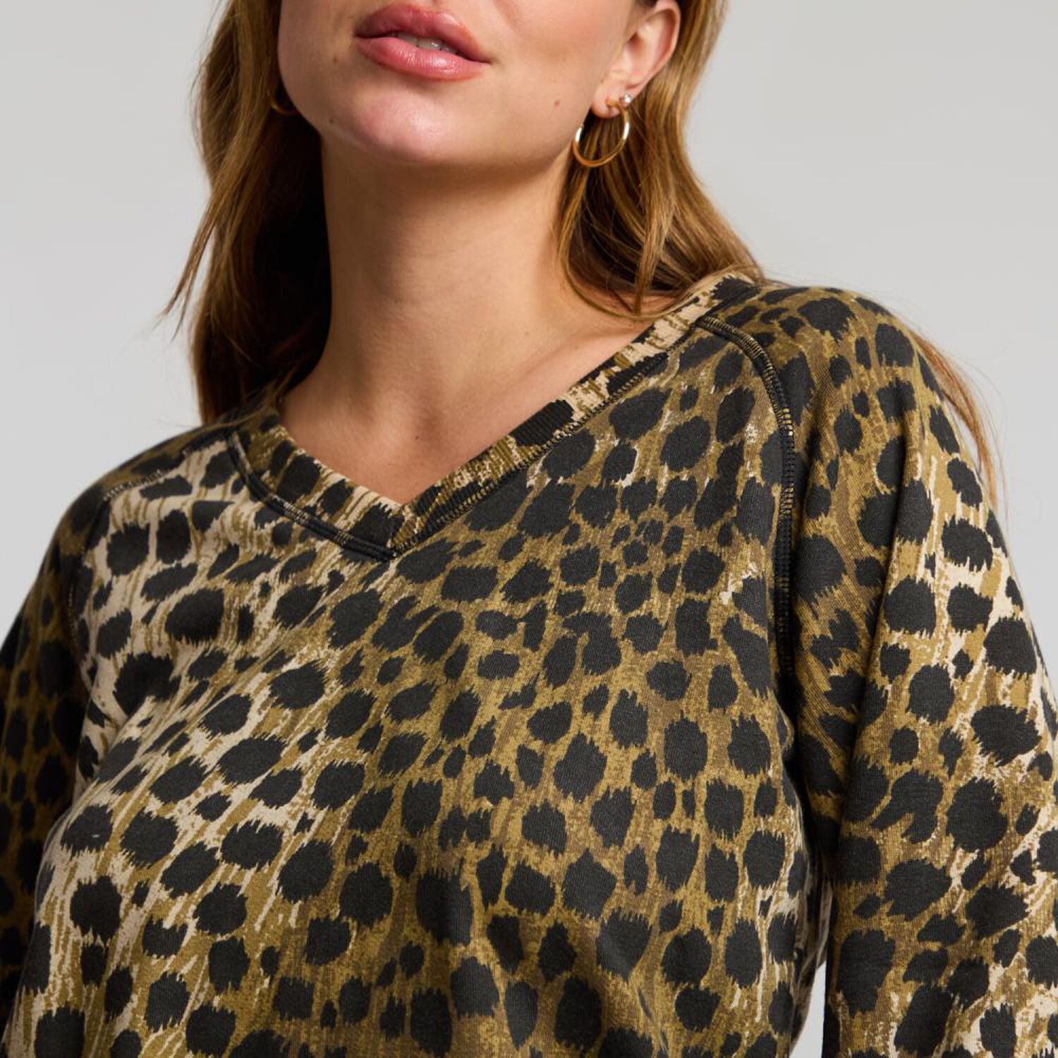 Poler&oacute;n Estampado Leopardo Cuello V Mujer Kimera image number 4.0