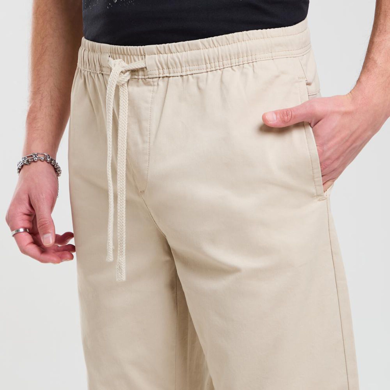 Pantal&oacute;n Liso Tiro Medio Slim Hombre Skuad image number 4.0