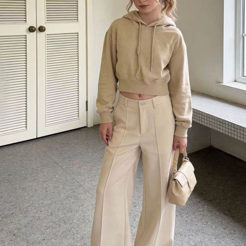 Poler&oacute;n Crop Juvenil Con Capucha Dise&ntilde;os Brillantes image number 1.0