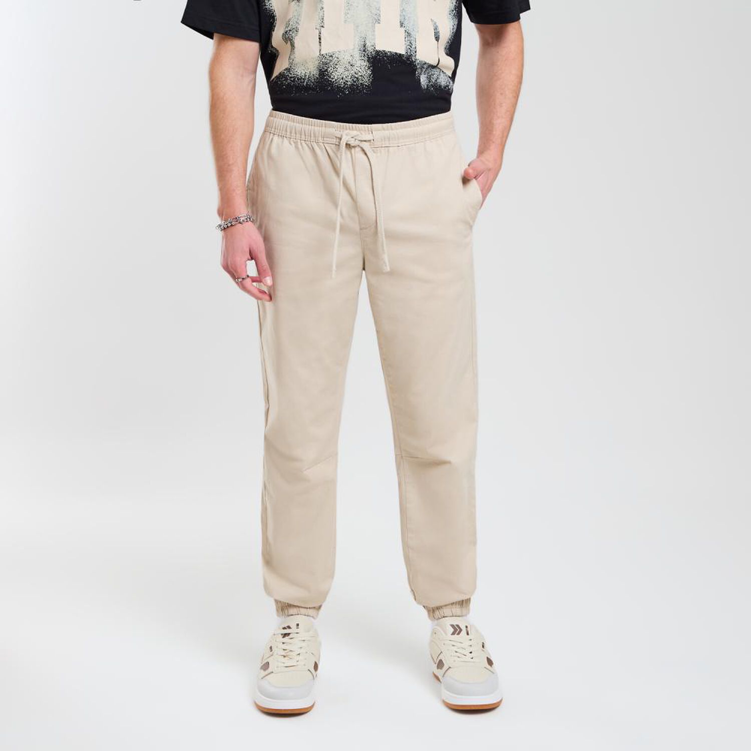 Pantal&oacute;n Liso Tiro Medio Slim Hombre Skuad image number 0.0