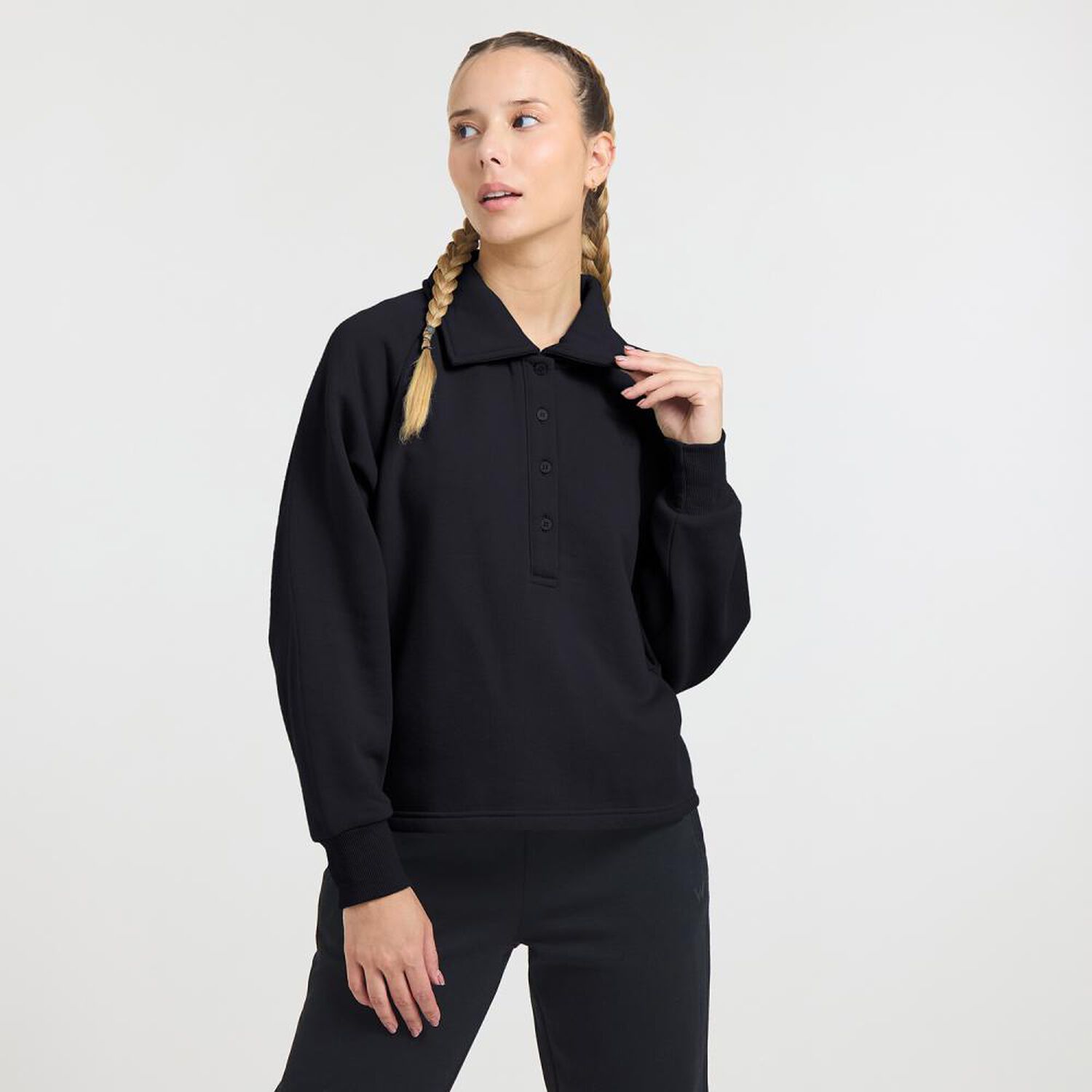 Poler&oacute;n Deportivo Liso Regular Cuello Camisero Abotonado Mujer Wetland image number 0.0