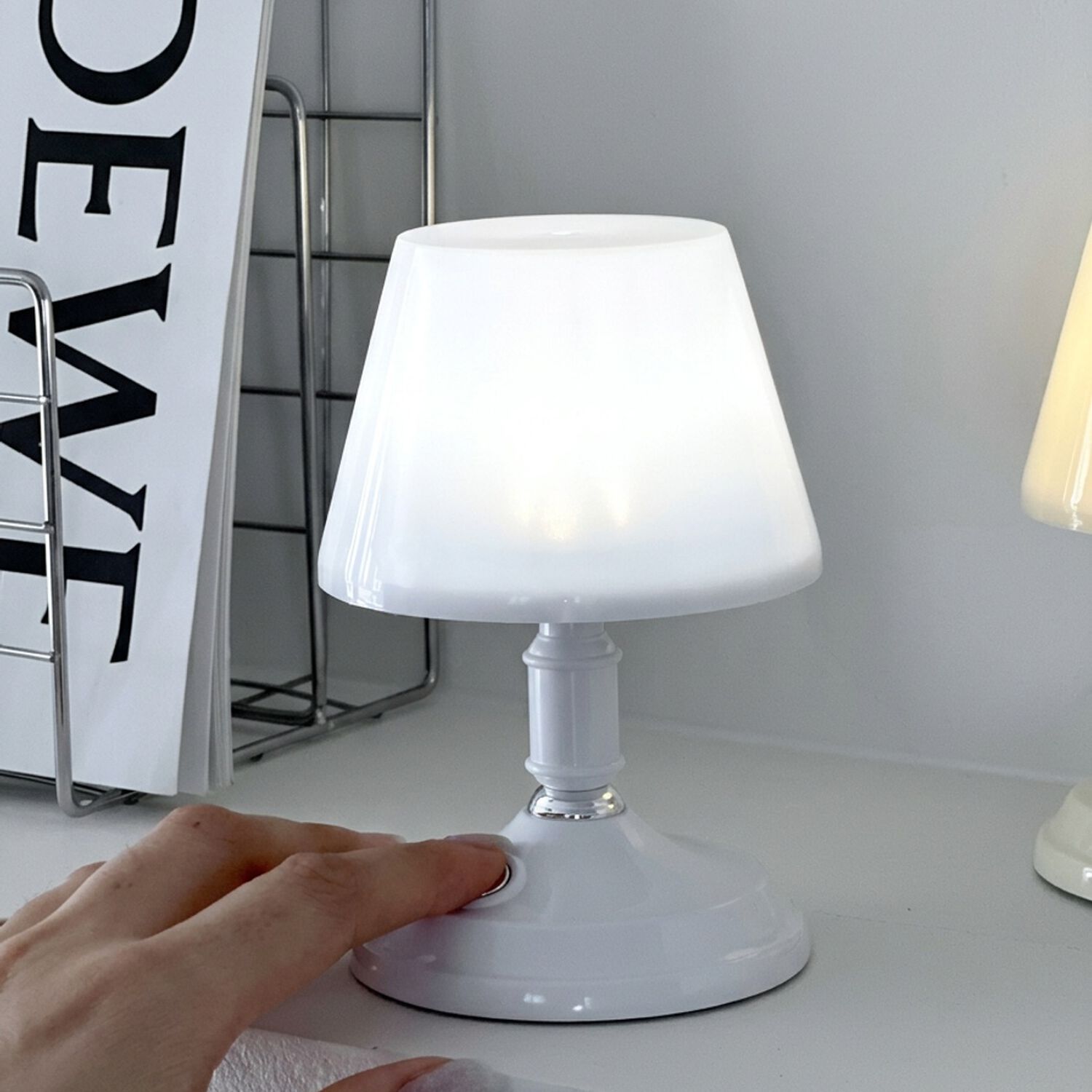 Mini L&aacute;mpara Led De Mesa Velador Port&aacute;til Vintage Pastel Color Blanco. image number 2.0