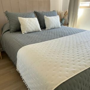 Set Piecera De Algod&oacute;n Con Pompones + 2 Cojines Decorativos