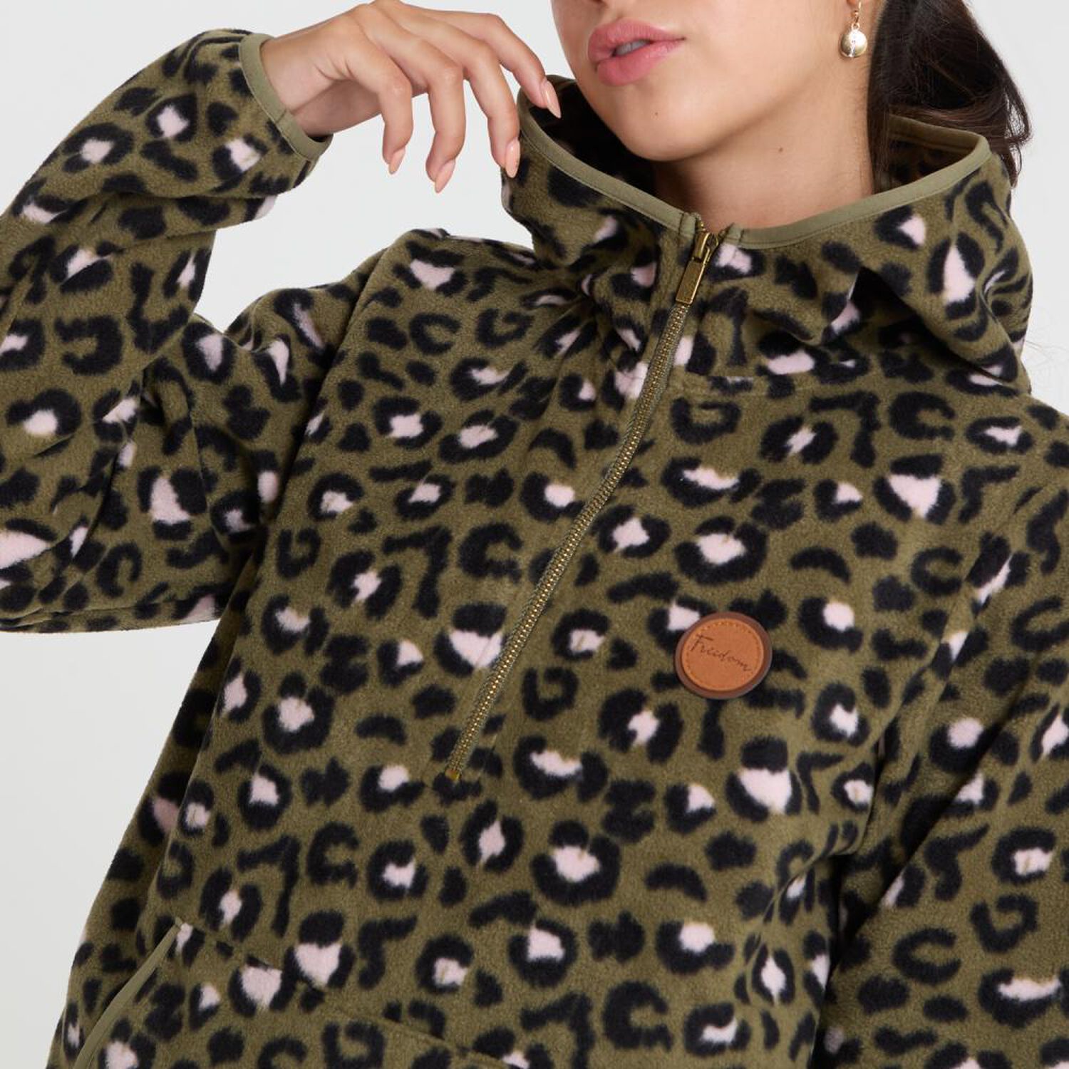 Poler&oacute;n Polar Full Print Cuello Alto Con Capucha Mujer Freedom image number 4.0