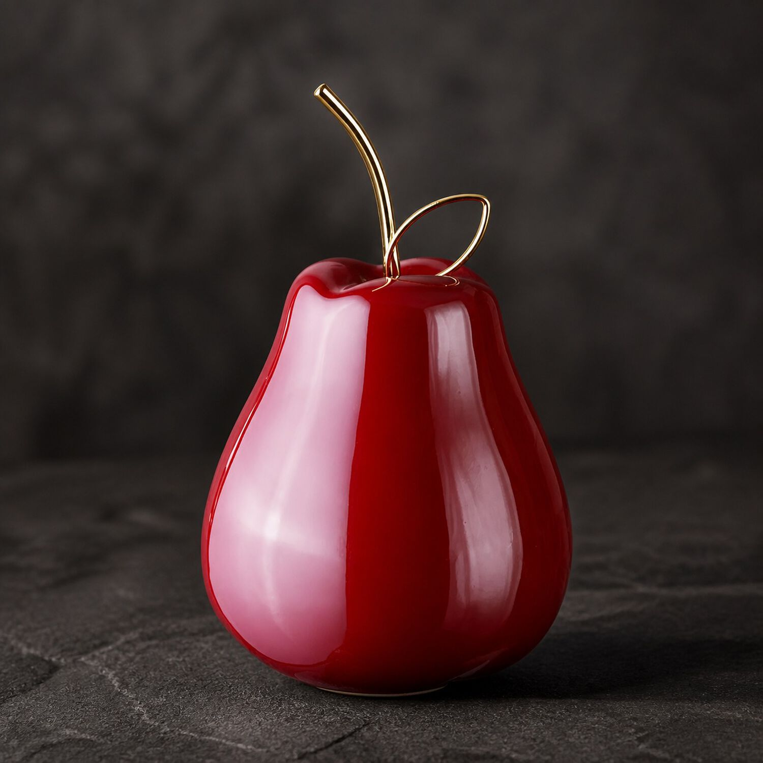 Figura Decorativa Pera De Cer&aacute;mica Roja Con Detalle Dorado image number 3.0