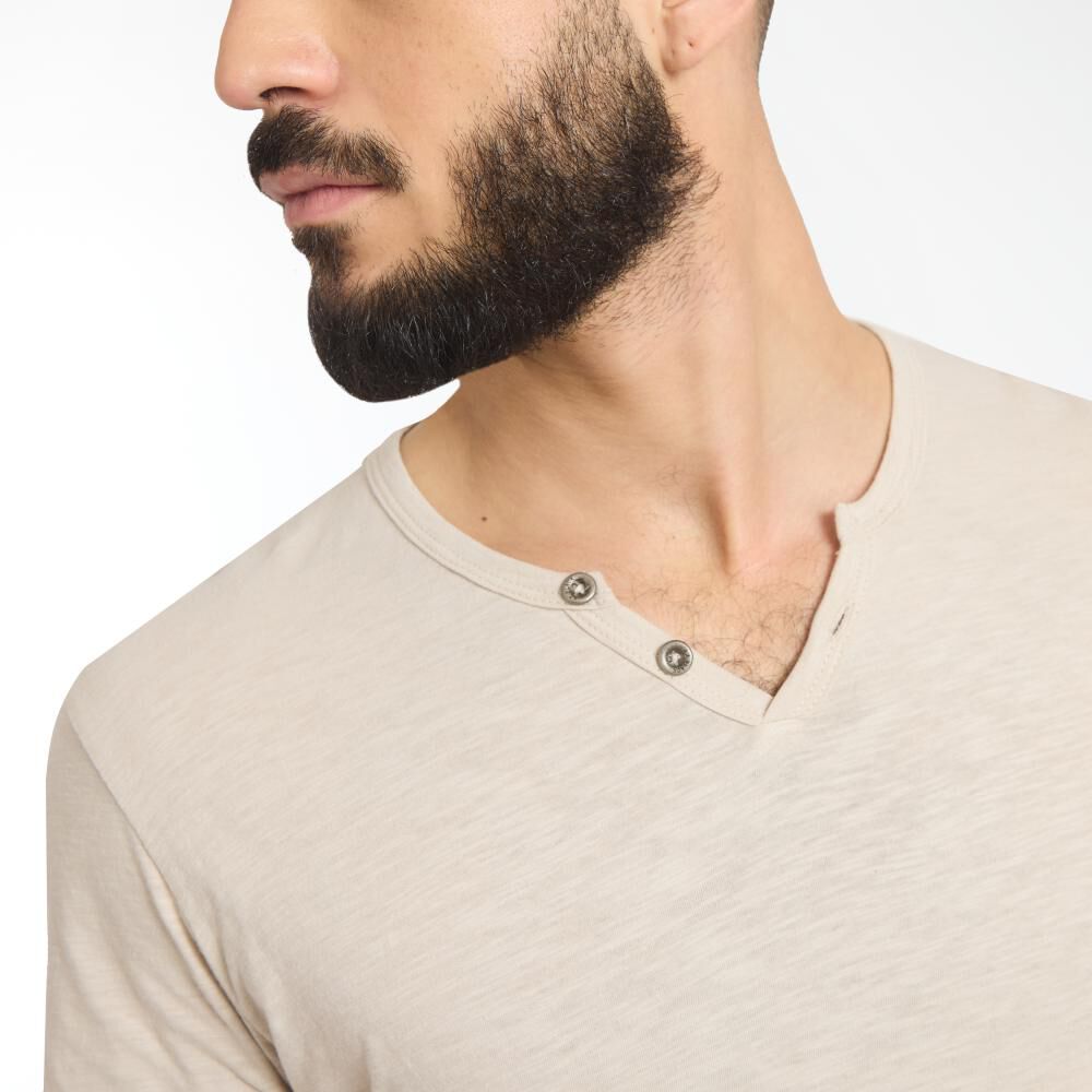 Polera Lisa Manga Corta Cuello V Hombre Az Black image number 4.0