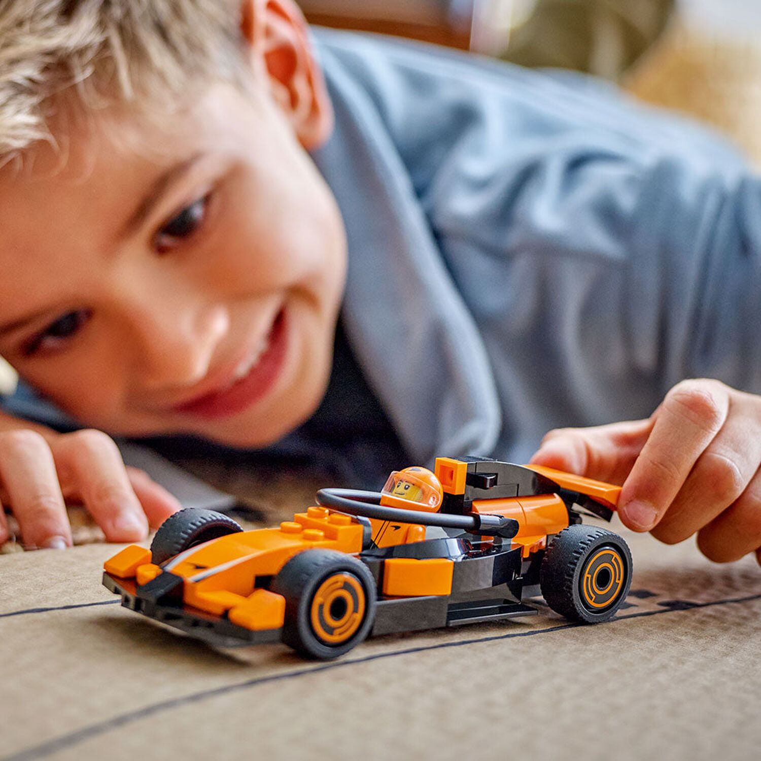 Lego City - Piloto De F1 Con Auto Mclaren - 60442 image number 4.0