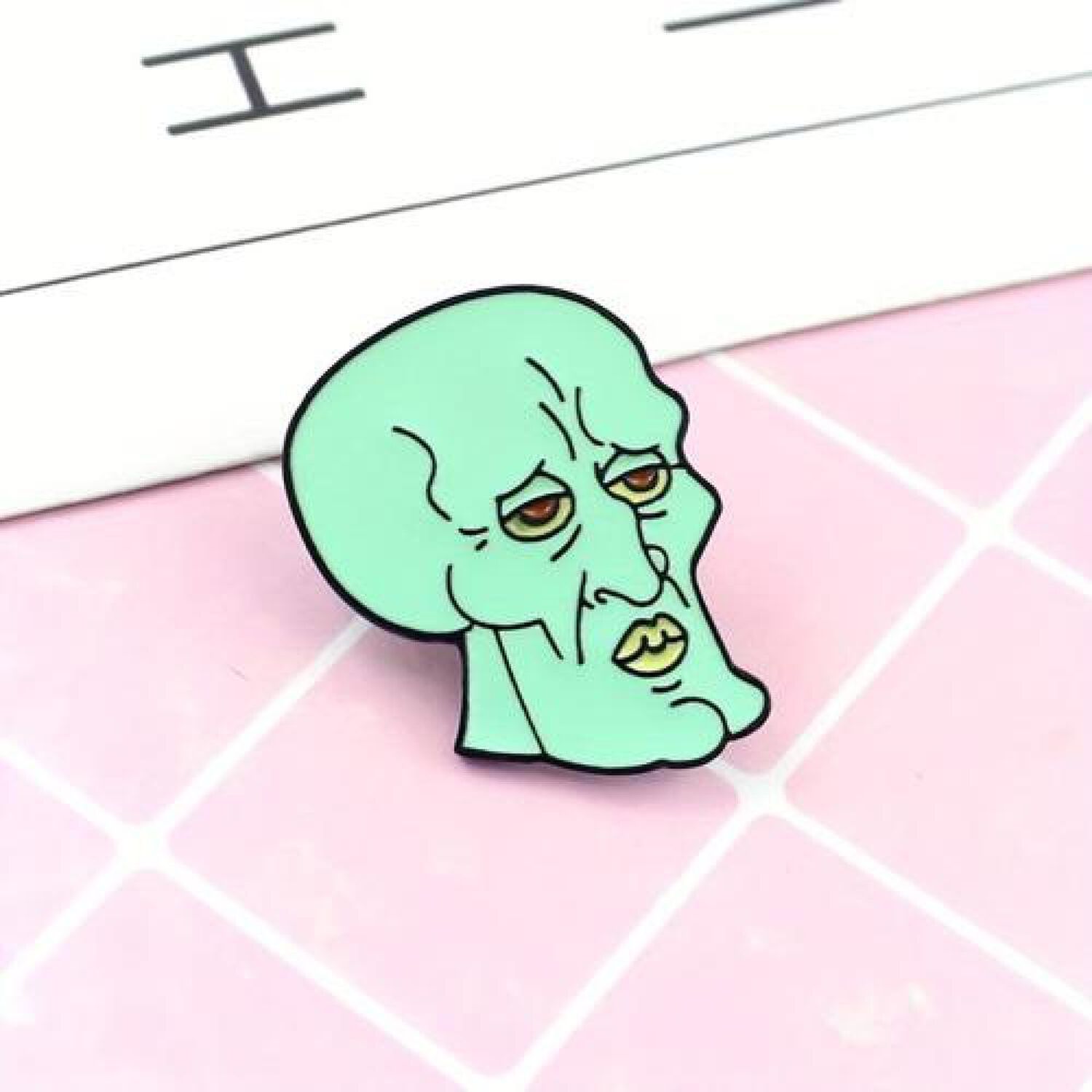 Pin Broche Divertido De Calamardo Guapo image number 2.0