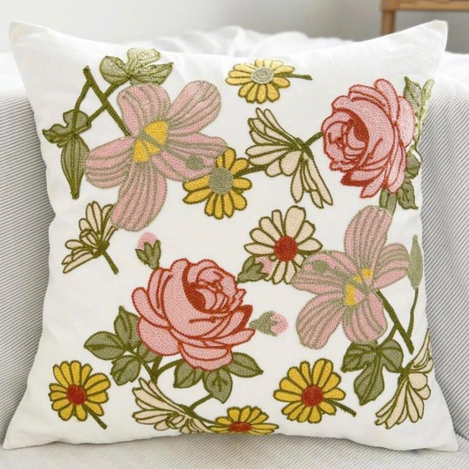 Funda Cojin Bordada 45x45 Cm Rosa Y Lilium image number 1.0