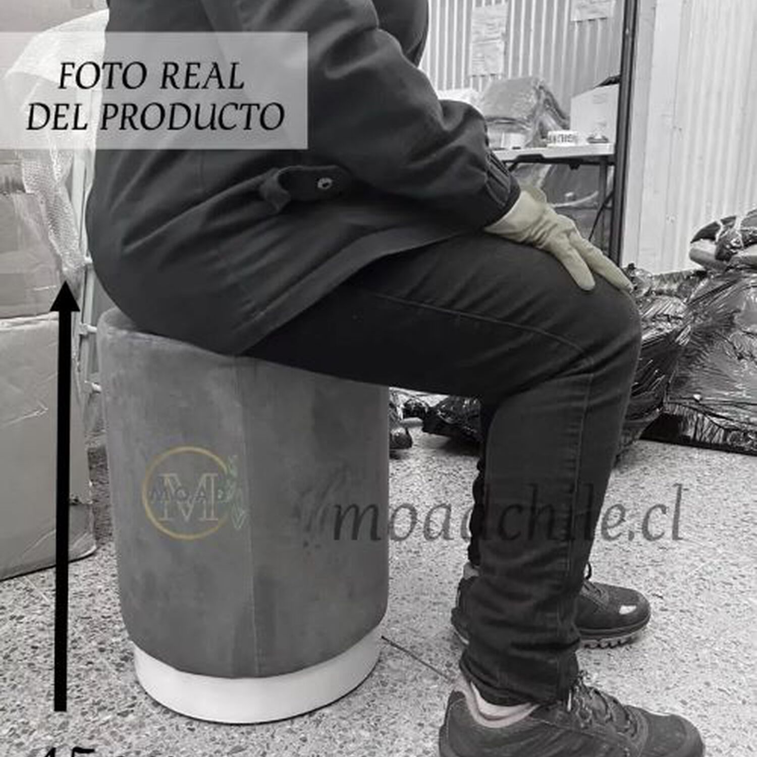 Puff Redondo De Terciopelo Con Base Dorada Cromada image number 1.0