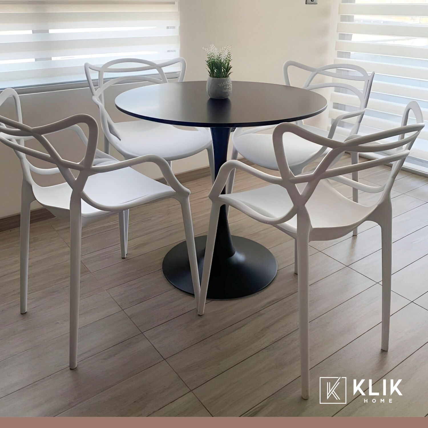 Comedor Tulip Negro 80cm - 4 Sillas Master Blancas image number 1.0