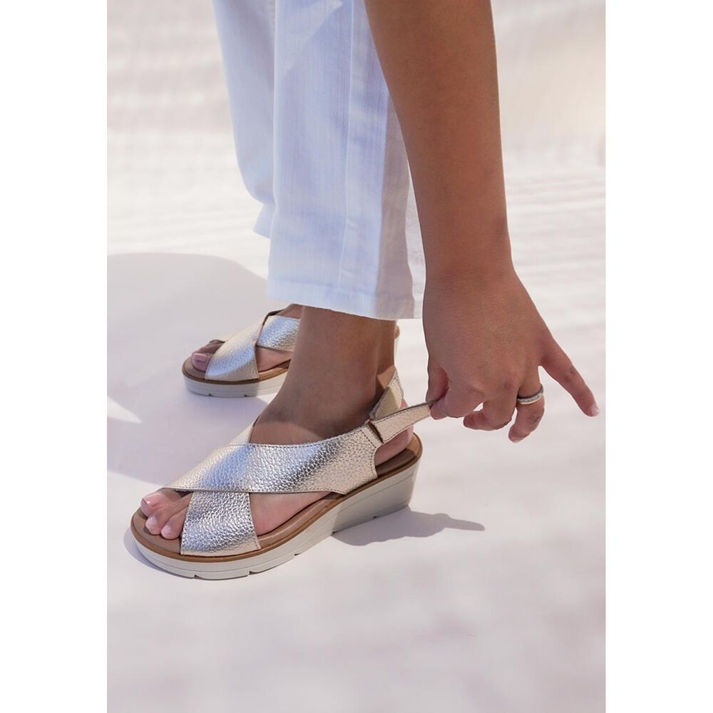 Sandalia Cuero Xaviera Dorado image number 6.0