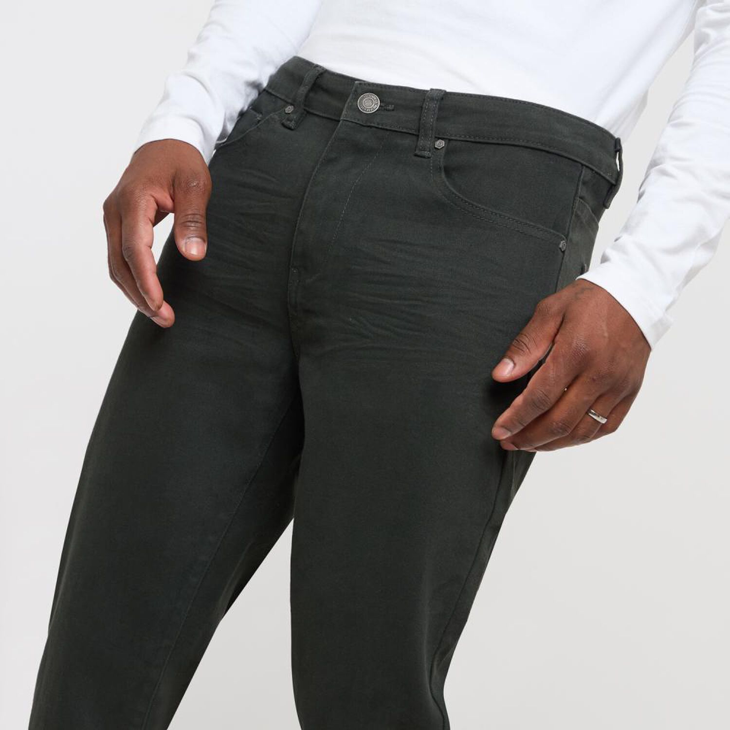 Pantal&oacute;n Liso Tiro Medio Skinny Hombre Rolly Go image number 4.0
