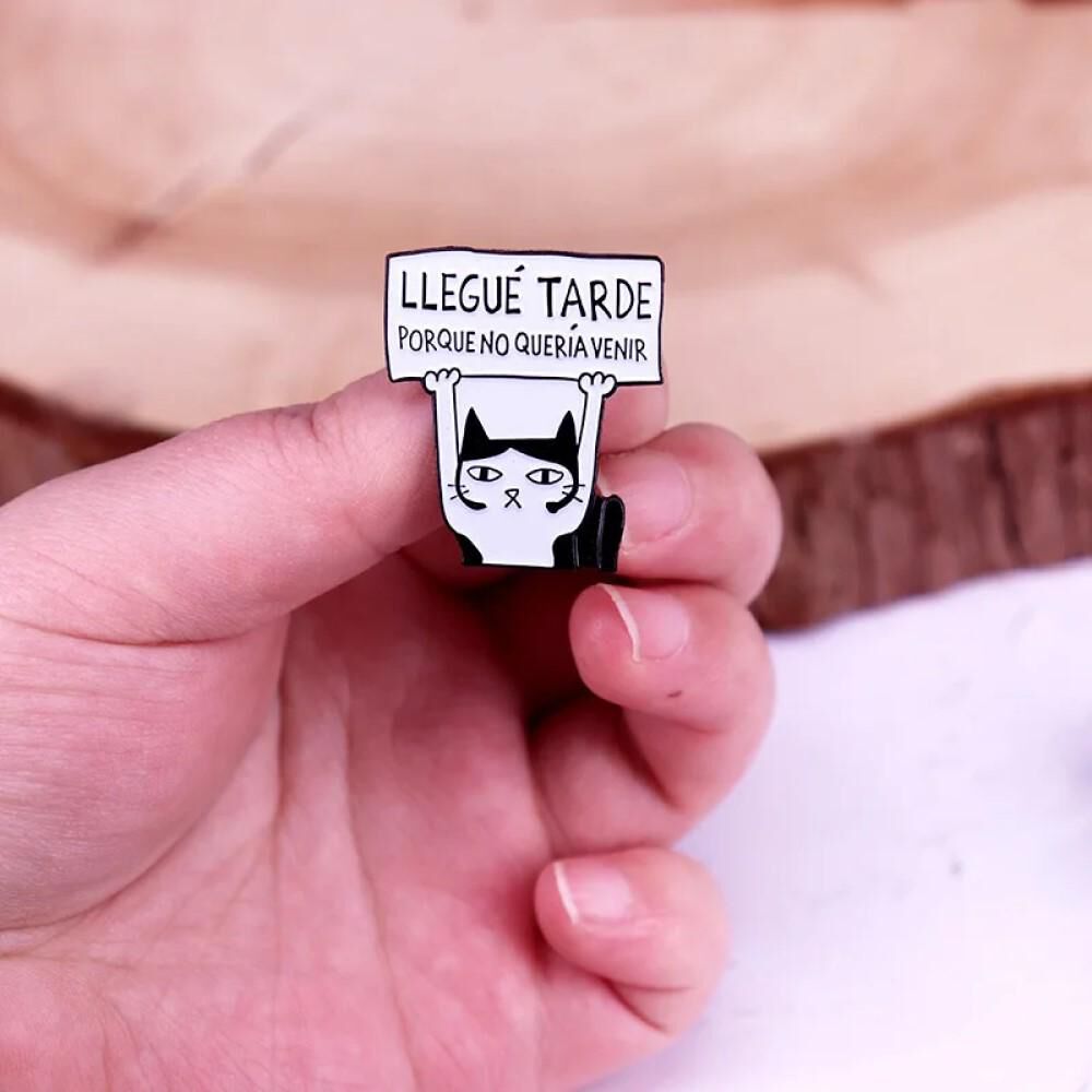 Pin Broche Entretenido Divertido No Quer&iacute;a Venir image number 2.0