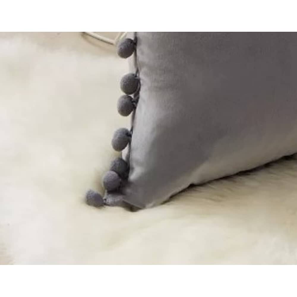Funda De Cojines Con Pompones. Medida 45x45. Terciopelo. Gris Claro image number 2.0