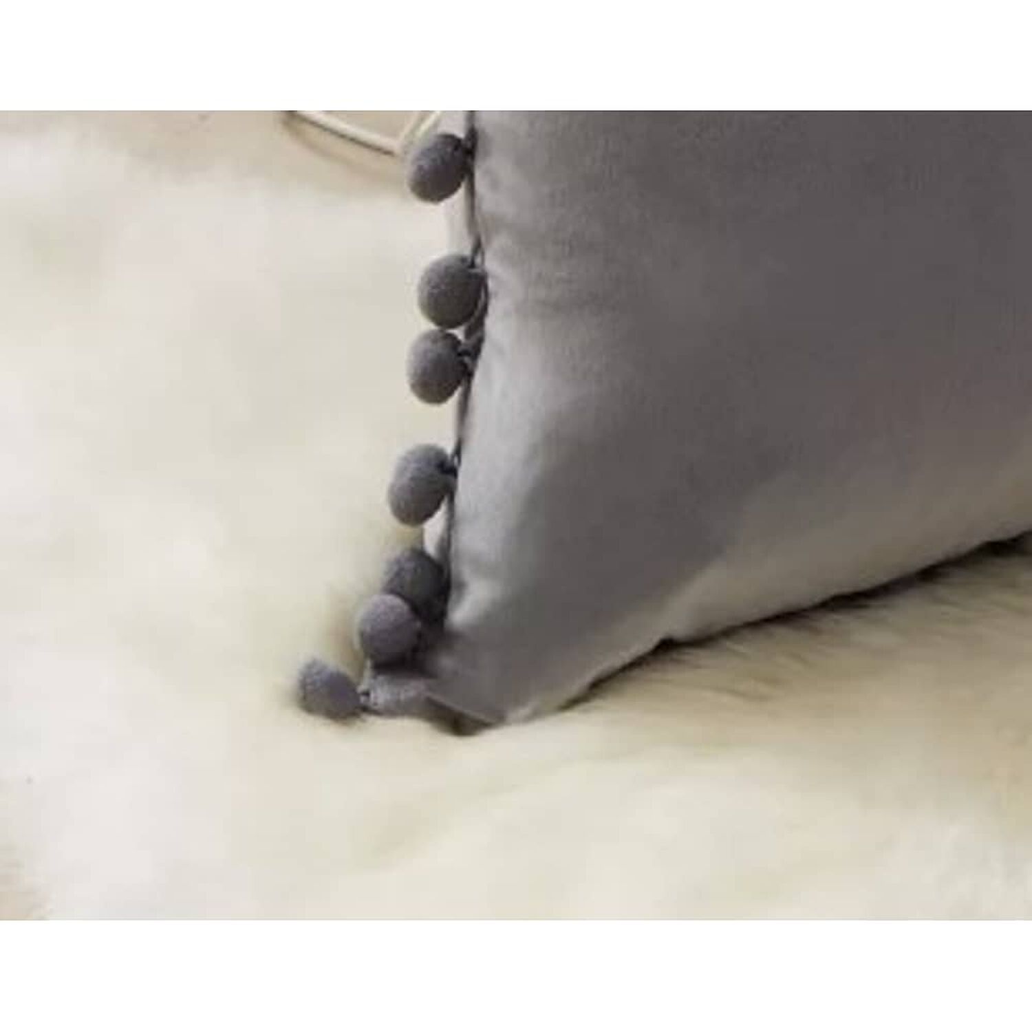 Funda De Cojines Con Pompones. Medida 45x45. Terciopelo. Gris Claro image number 2.0