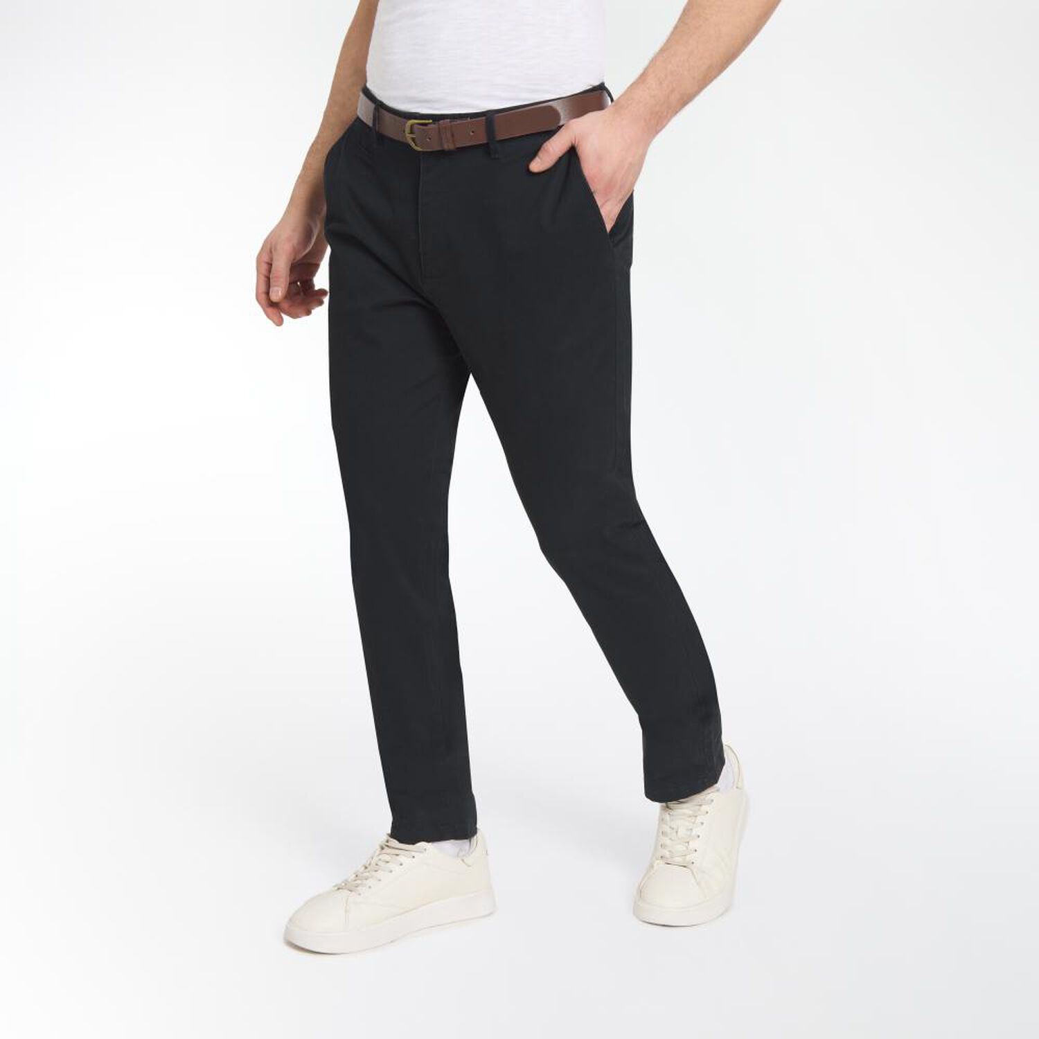 Pantal&oacute;n Liso Tiro Medio Slim Hombre Az Black image number 2.0