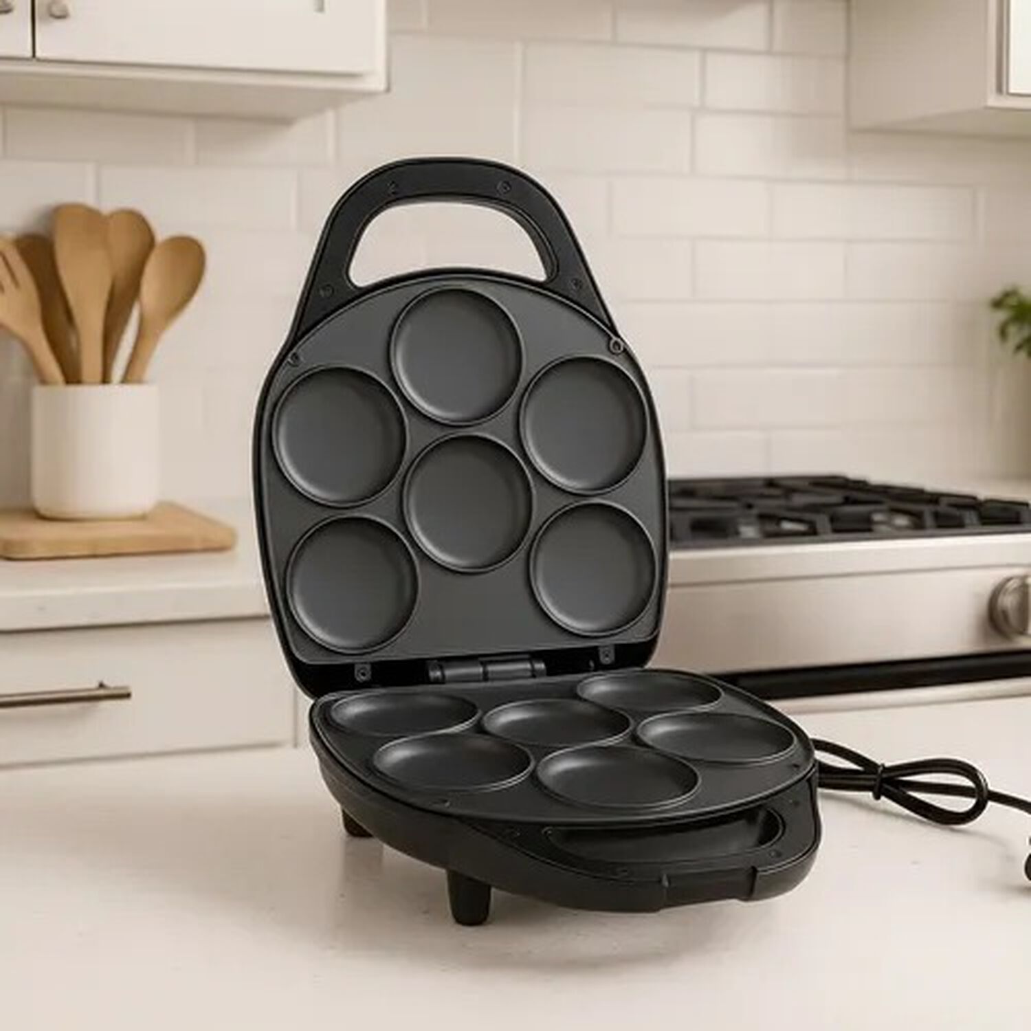 Maquina De Muffins Arepas Tostador Multiuso Antiadherente 1400w 6 Cavidades Marca Ackiliss image number 1.0