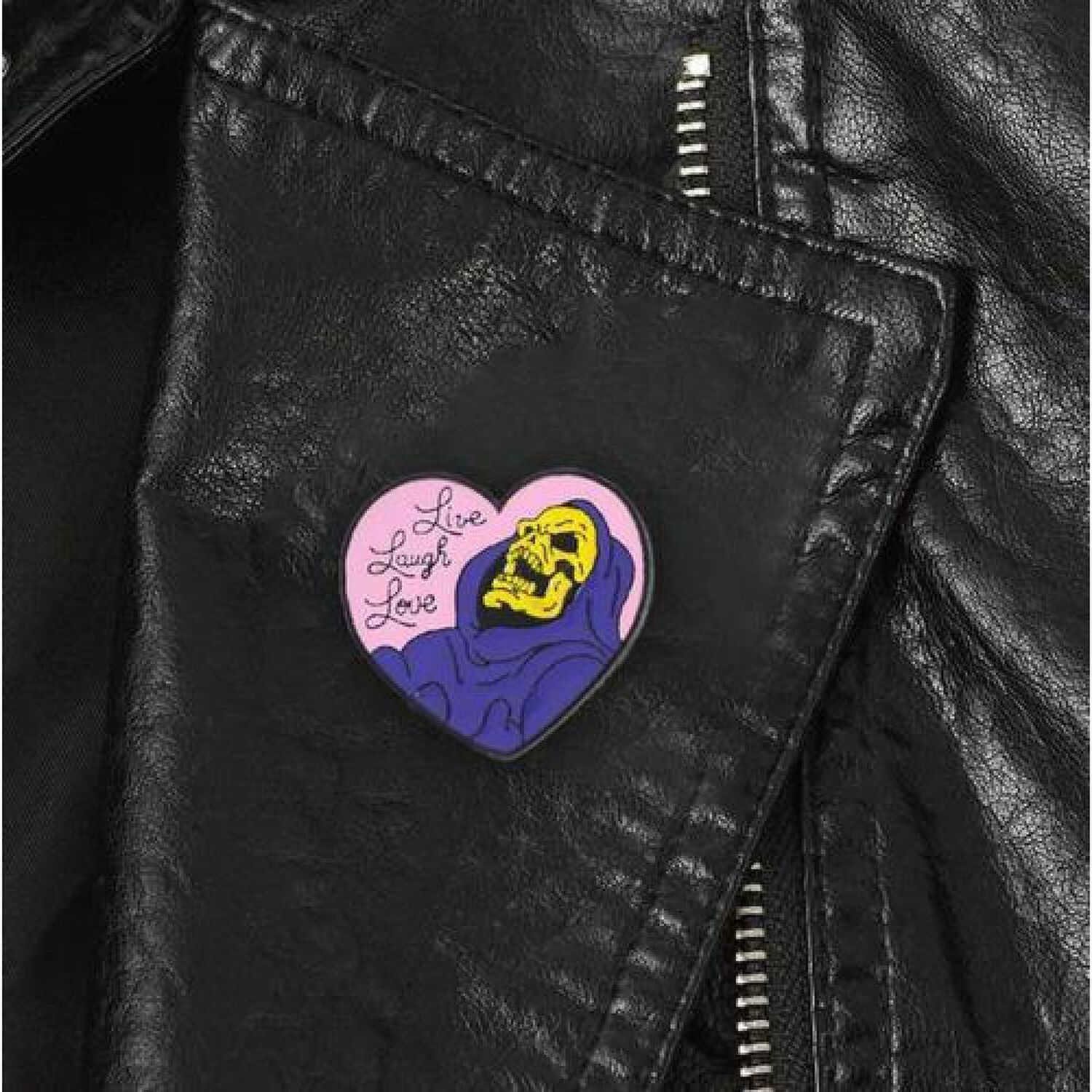 Pin Broche Divertido Skeletor Coraz&oacute;n Vive, R&iacute;e, Ama image number 2.0