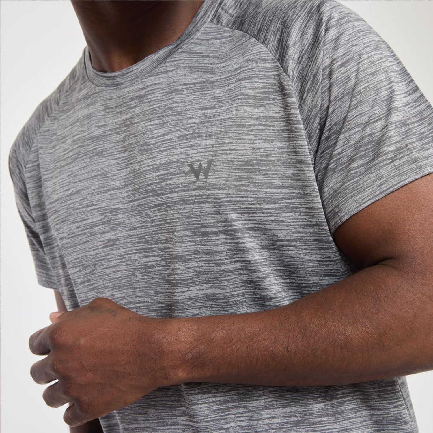 Polera Deportiva Lisa Slim Manga Corta Cuello Redondo Hombre Wetland image number 4.0