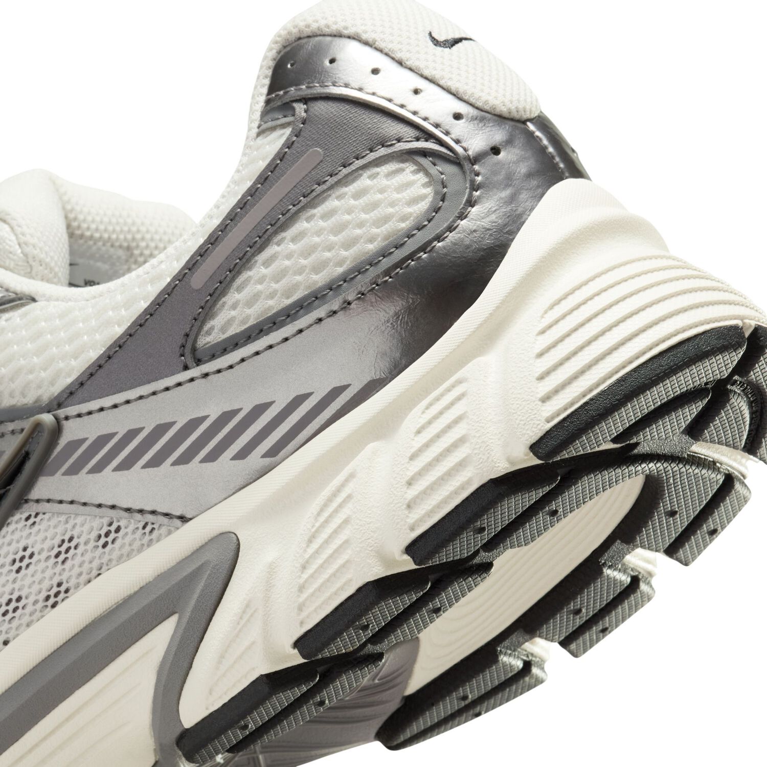 Zapatilla Urbana Hombre Nike V5 Rnr Gris image number 4.0