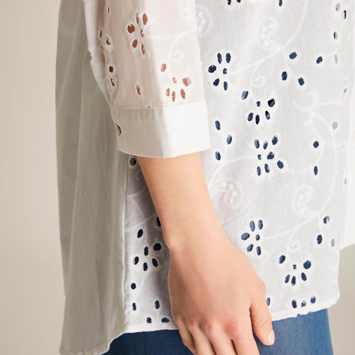 Blusa Aplicaci&oacute;n Broderie Y Botones Manga 3/4 Mujer Lorenzo Di Pontti image number 3.0