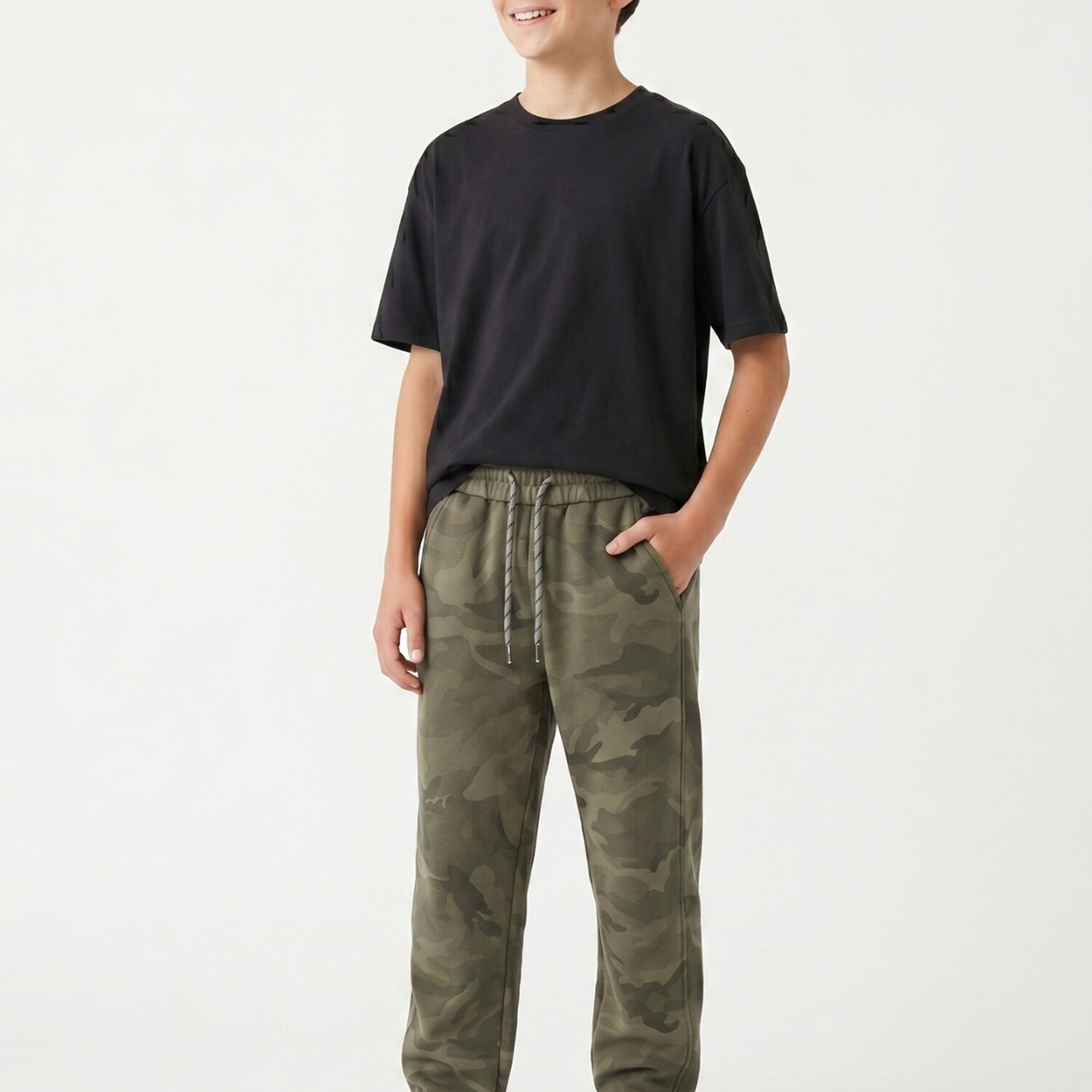 Pantalon De Buzo Jogger Camuflado Militar Para Ni&ntilde;o image number 0.0