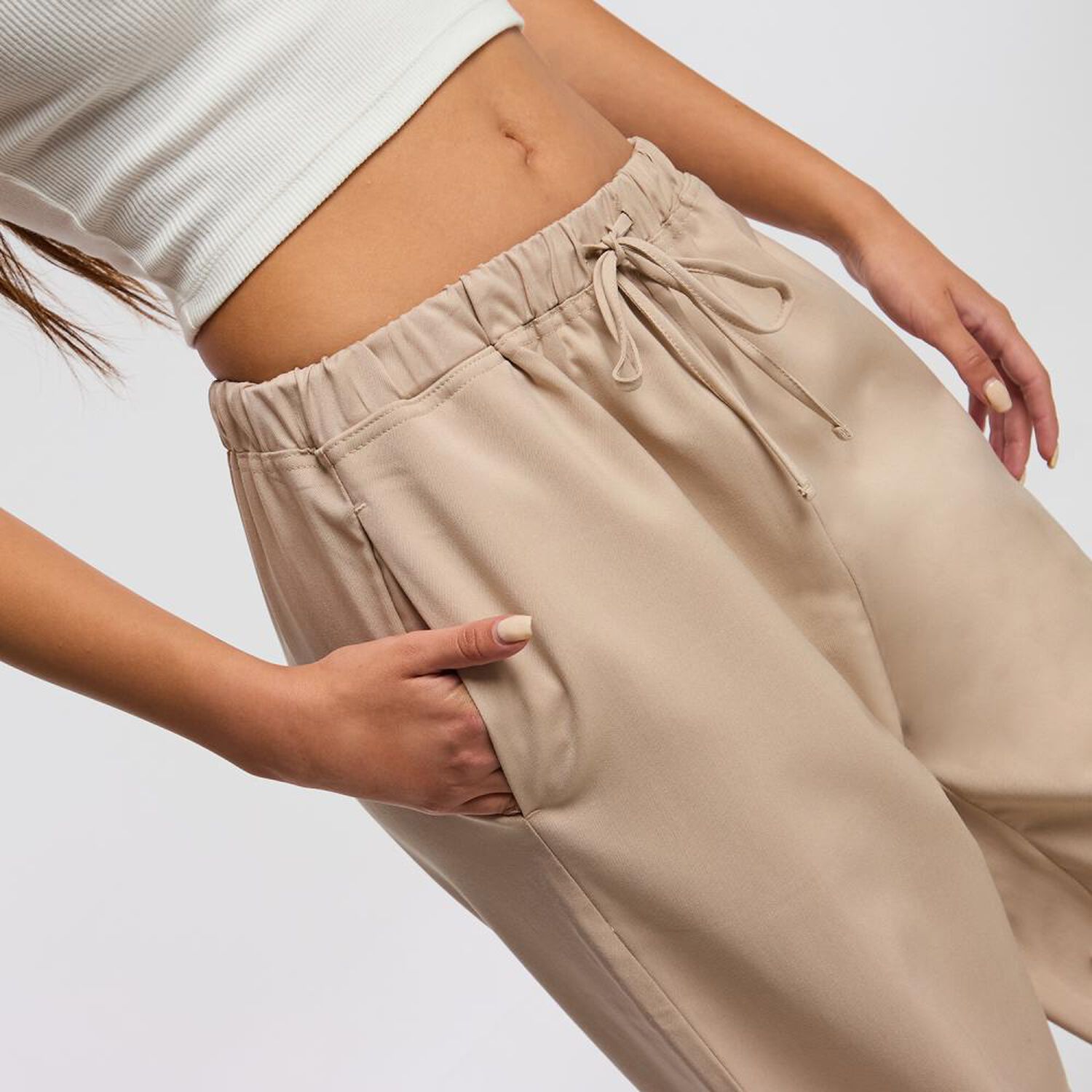 Pantal&oacute;n Con Cord&oacute;n Tiro Medio Relax Mujer Freedom image number 4.0