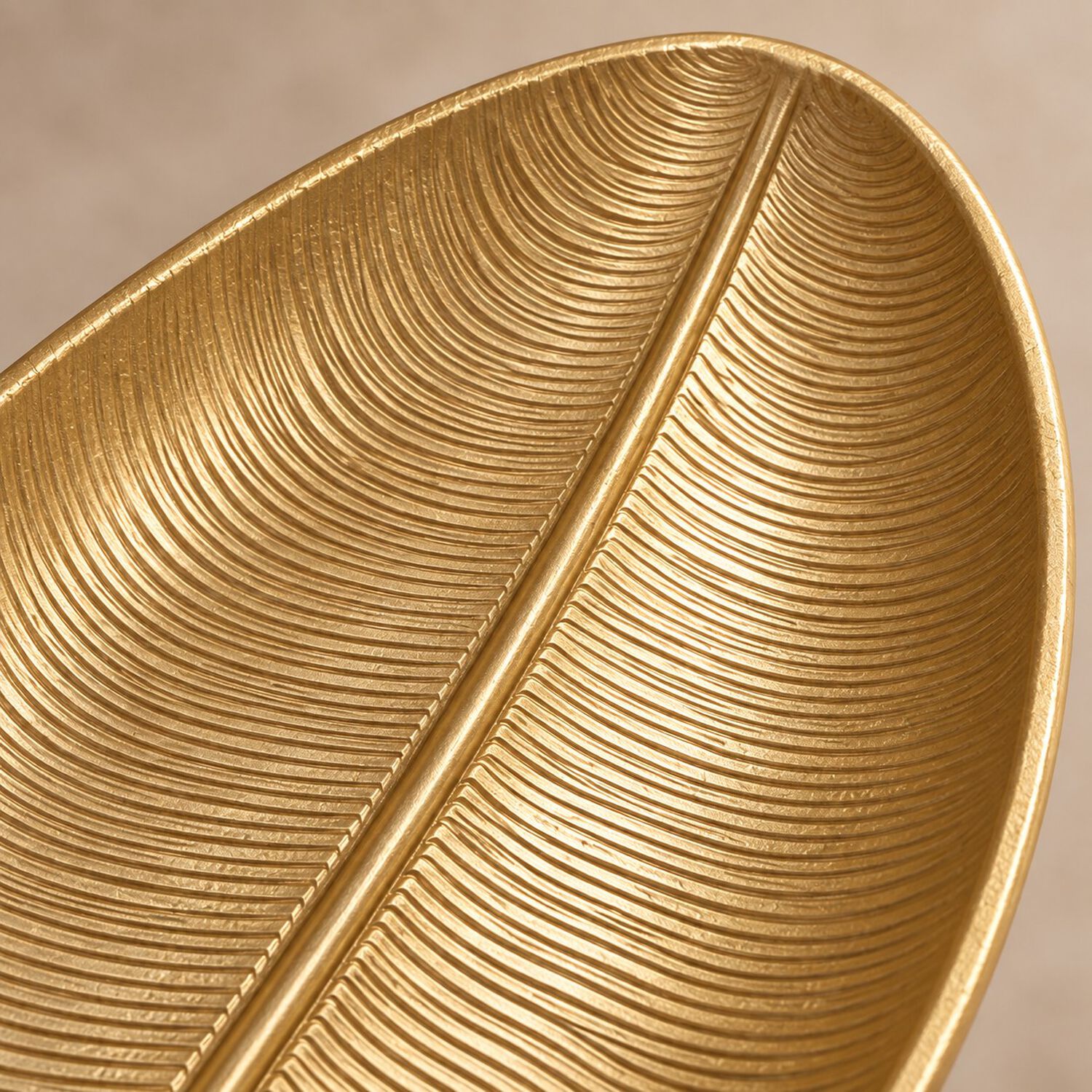 Bandeja Decorativa Forma De Hoja Estilo Moderno Organico 40 Cm Color Dorado image number 5.0