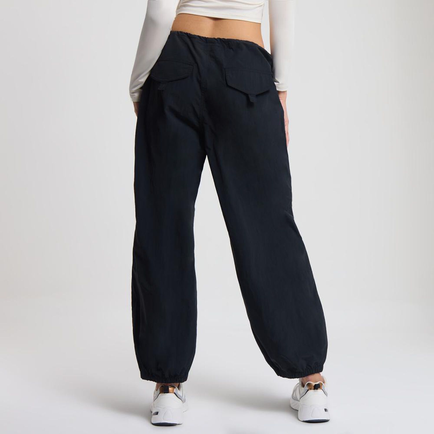 Pantal&oacute;n Parachute Tiro Medio Cargo Mujer Rolly Go image number 3.0