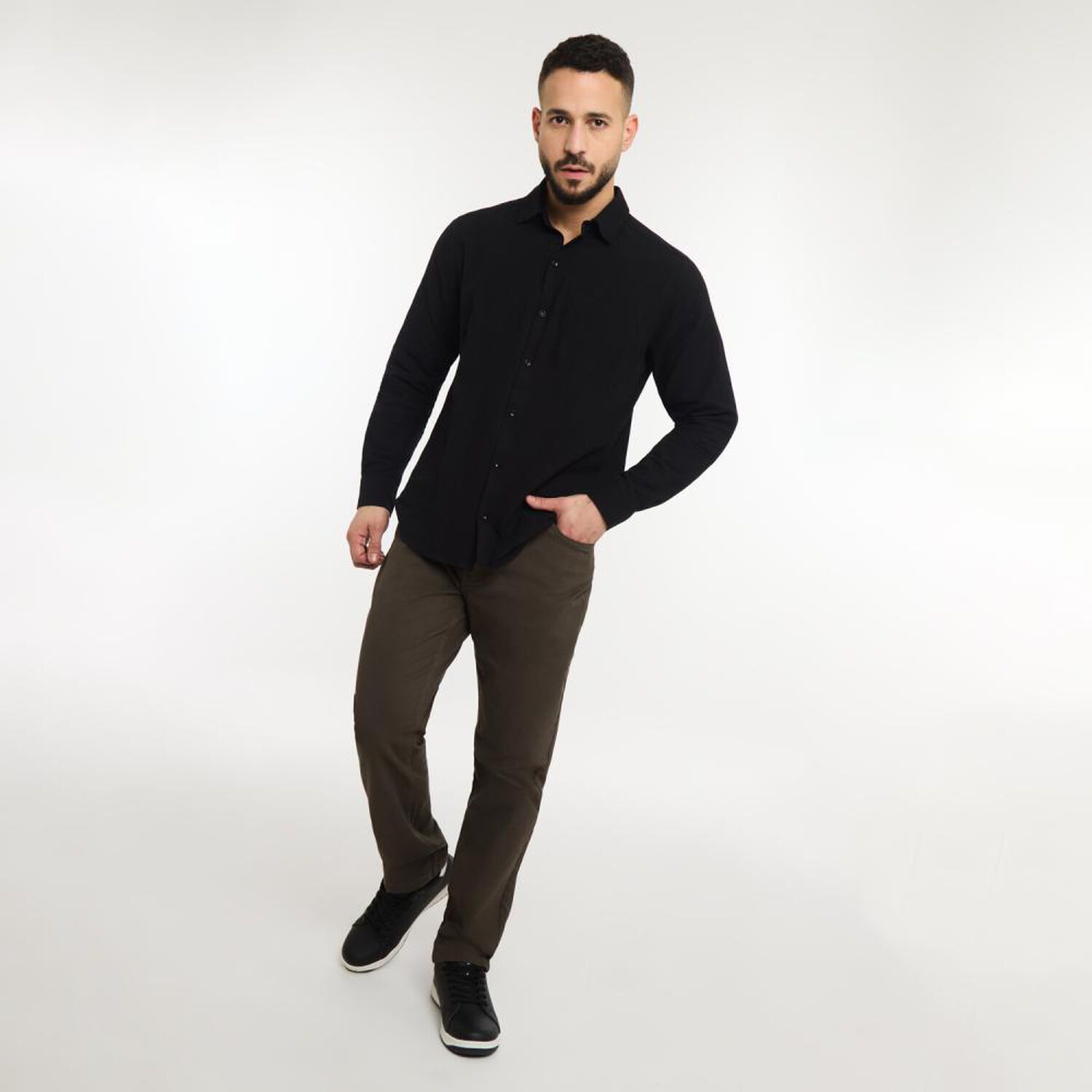 Pantal&oacute;n Liso Tiro Medio Slim Hombre Az Black image number 1.0