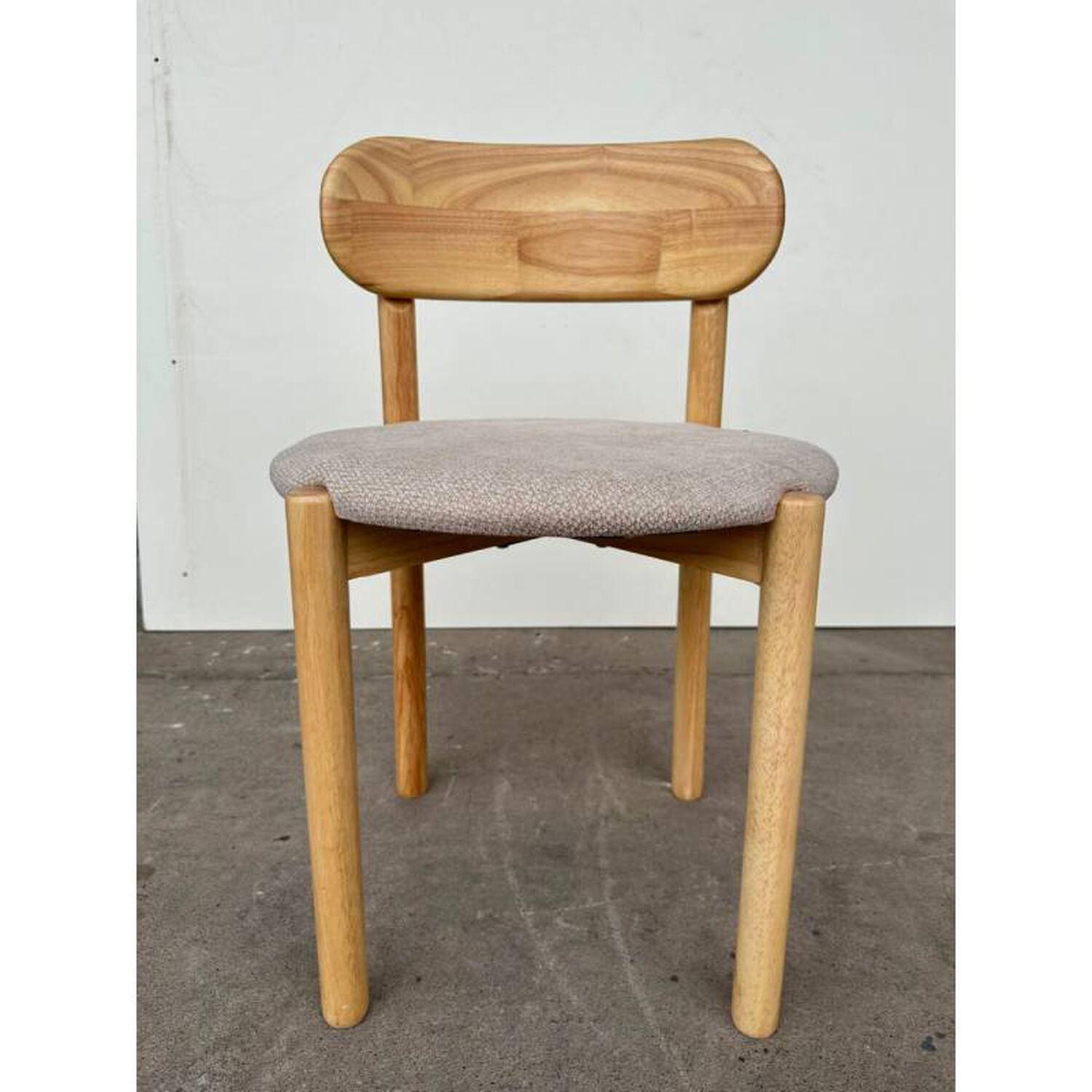 Silla Fresno Asiento Tapizado Y Acolchado Chenilla Con Respaldo Curvo Y Patas De Madera image number 0.0