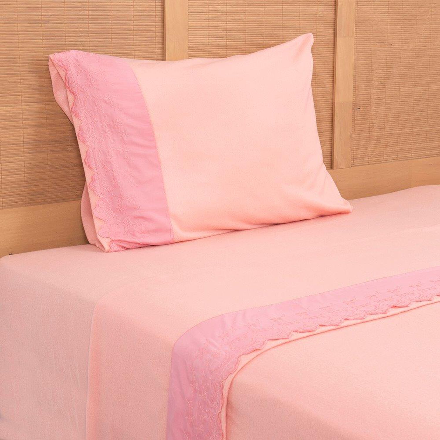 Sabana Polar Lisa Broderie 1.5 Plazas Rosado image number 1.0