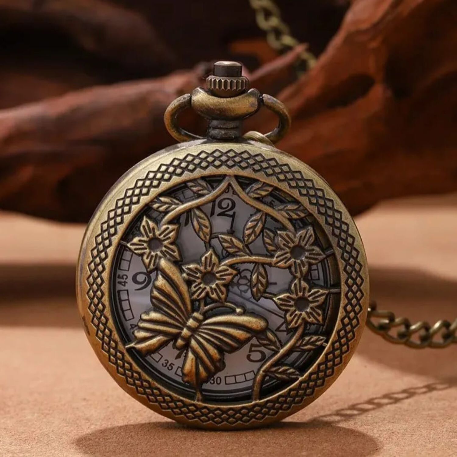 Reloj De Bolsillo Con Dise&ntilde;o De Mariposa image number 0.0
