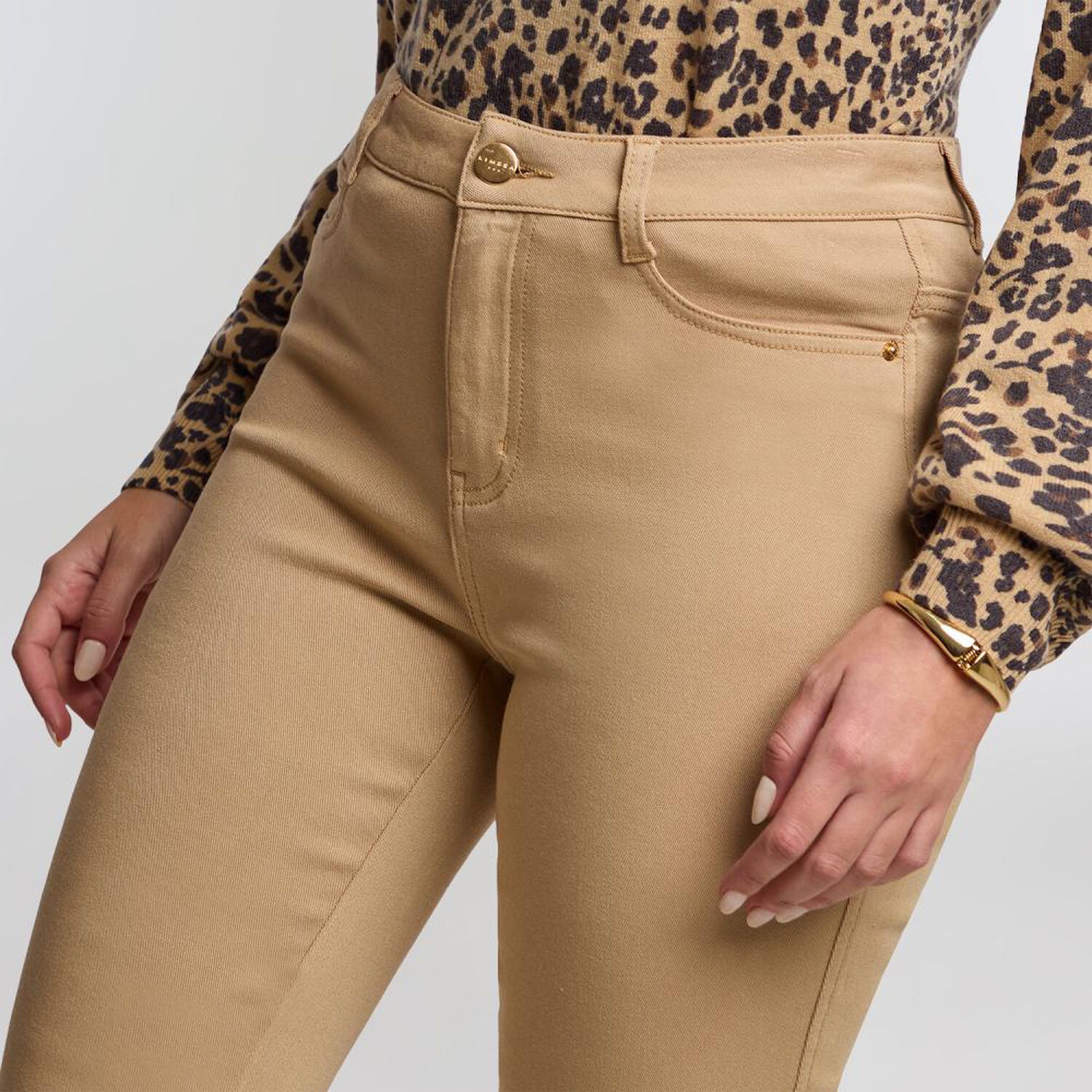 Pantal&oacute;n B&aacute;sico Tiro Medio Straight Mujer Kimera image number 4.0