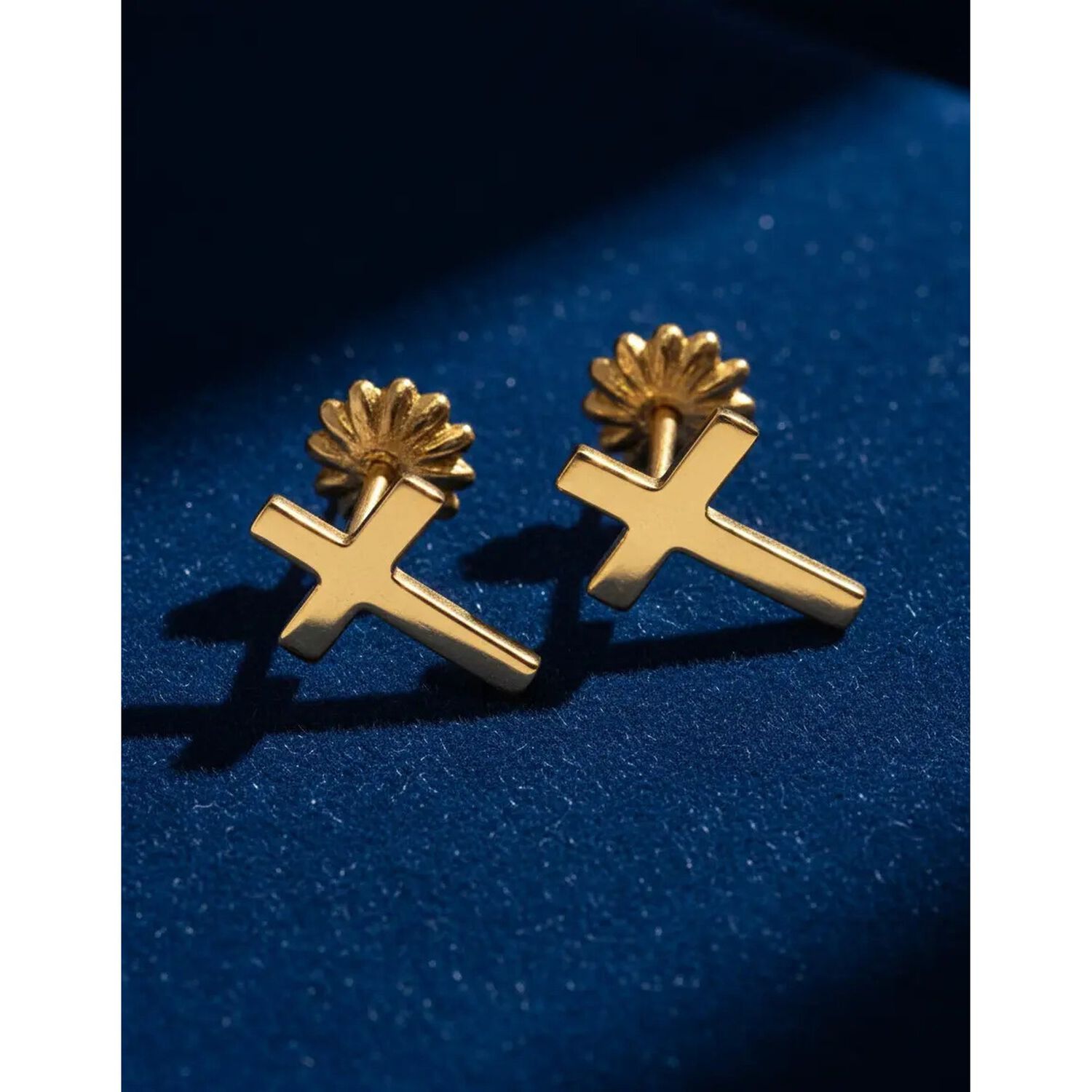 Aros Cruz Oro 18k Atornillado 1gr Unisex Hipoalerg&eacute;nicos Dorado image number 4.0