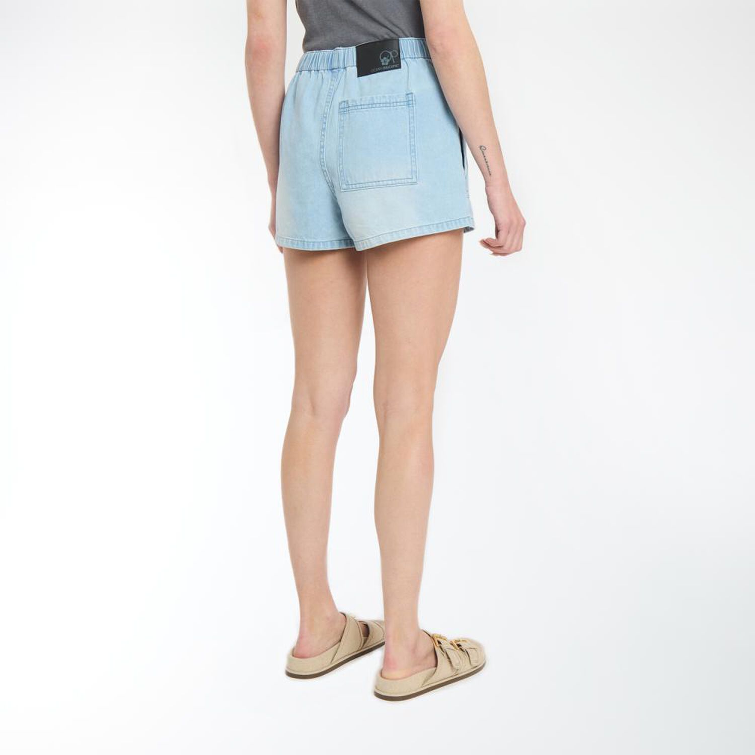 Short Denim Cintura El&aacute;sticada Tiro Medio Regular Mujer Ocean Pacific image number 3.0