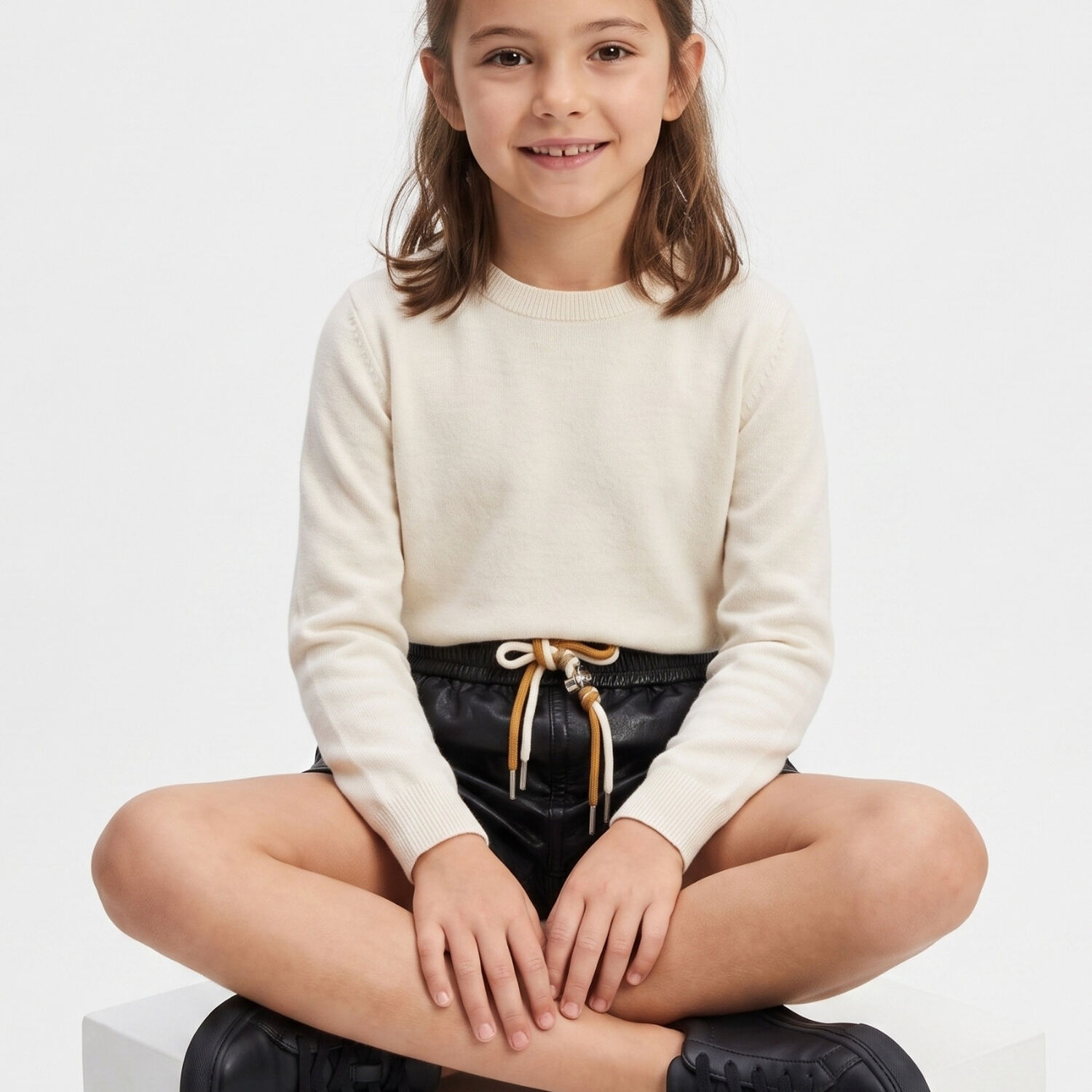 Short Ecocuero Ni&ntilde;a Simil Cuero Con Cordon Ajustable image number 2.0