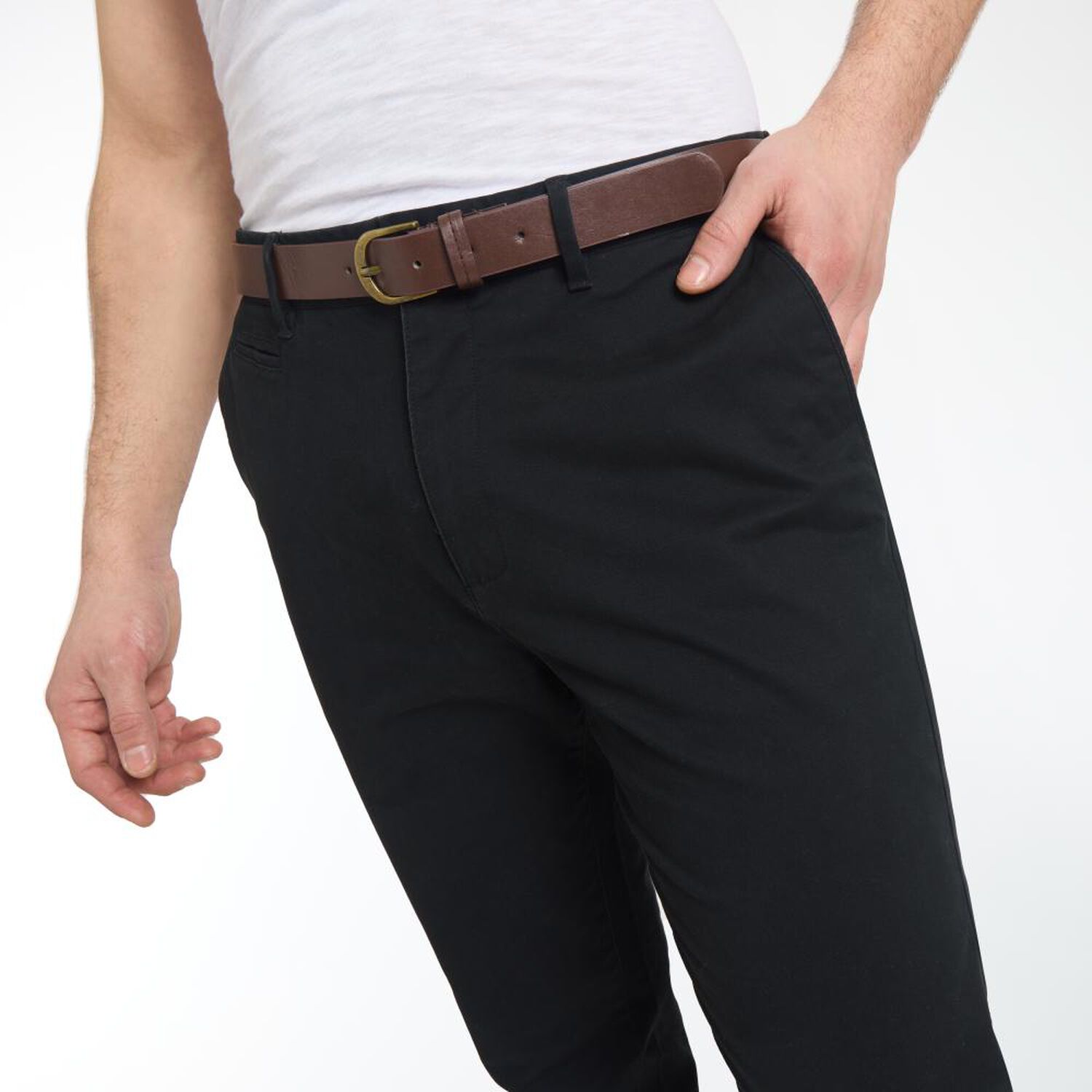 Pantal&oacute;n Liso Tiro Medio Slim Hombre Az Black image number 4.0