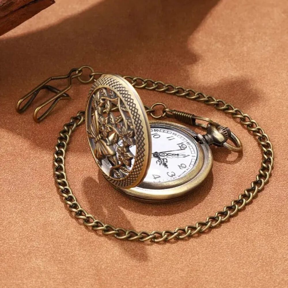 Reloj De Bolsillo Con Dise&ntilde;o De Mariposa image number 1.0