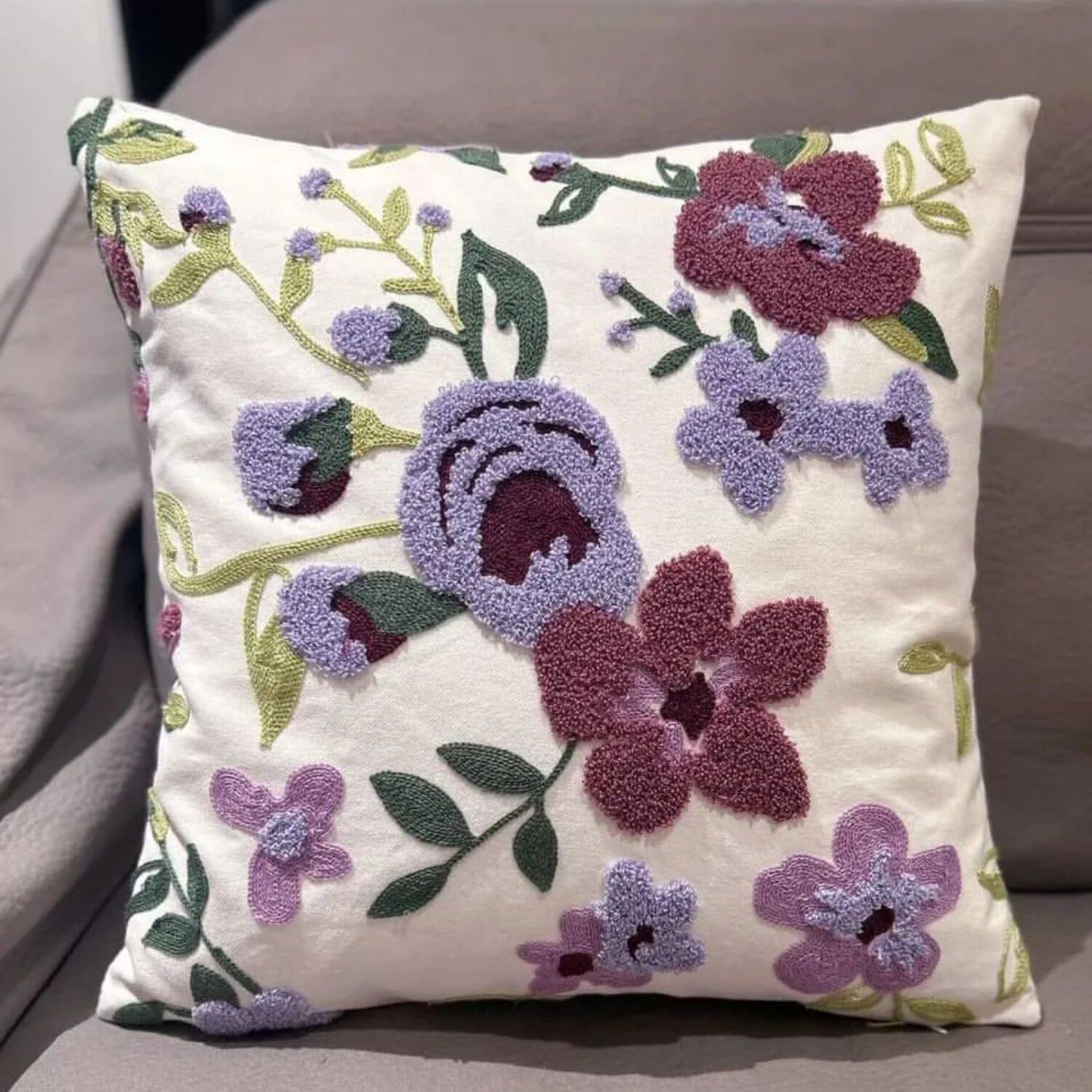 Cojin Bordado 45x45 Cm Flores Lila image number 1.0