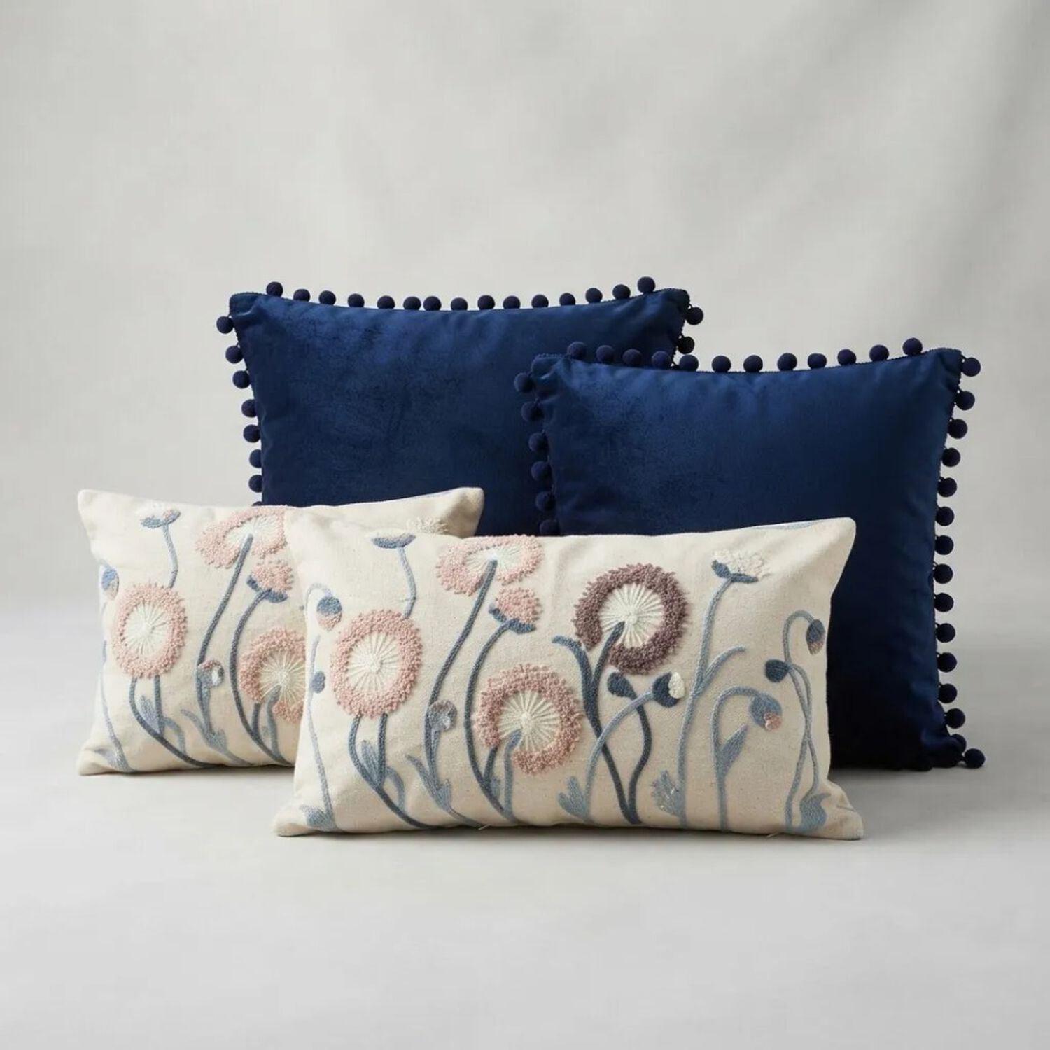 Set De 4 Cojines Decorativos Jard&iacute;n Azul Bordados Con Pompon image number 1.0